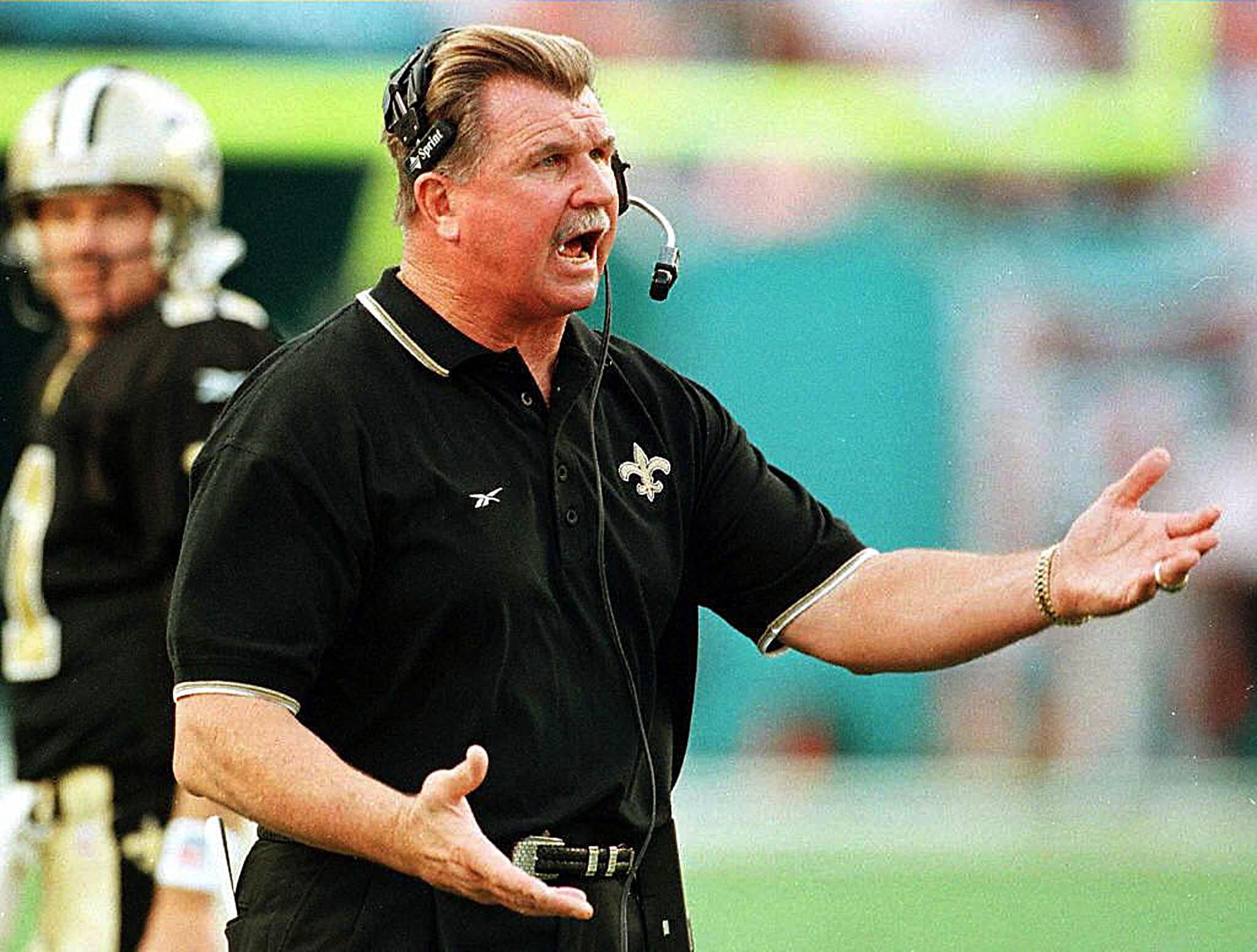 Mike Ditka, en su etapa de entrenador de los New Orleaans Saints en 1998. El legendario jugador y coach falleció a los 86 años.