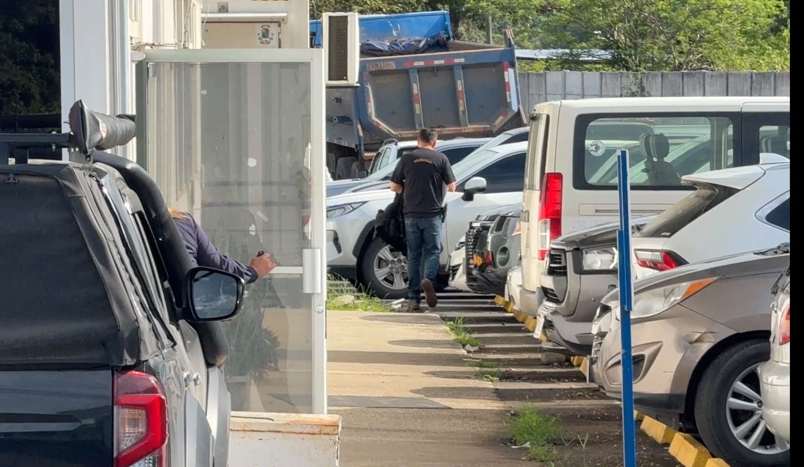 El allanamiento llevado a cabo por las autoridades judiciales en Santa Cruz se extendió a las instalaciones del municipio local, específicamente en los departamentos de Inspecciones, Informática y Construcciones, así como en el despacho del alcalde.