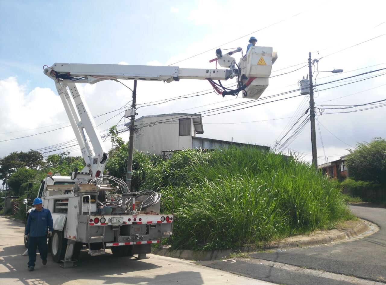 Parece que aquellos vivillos que se pegan directamente a los cables eléctricos en los postes de luz de la Compañía Nacional de Fuerza y Luz (CNFL) para robar energía tiene sus días contados con la llegada de un nuevo sistema que blinda completamente los cables