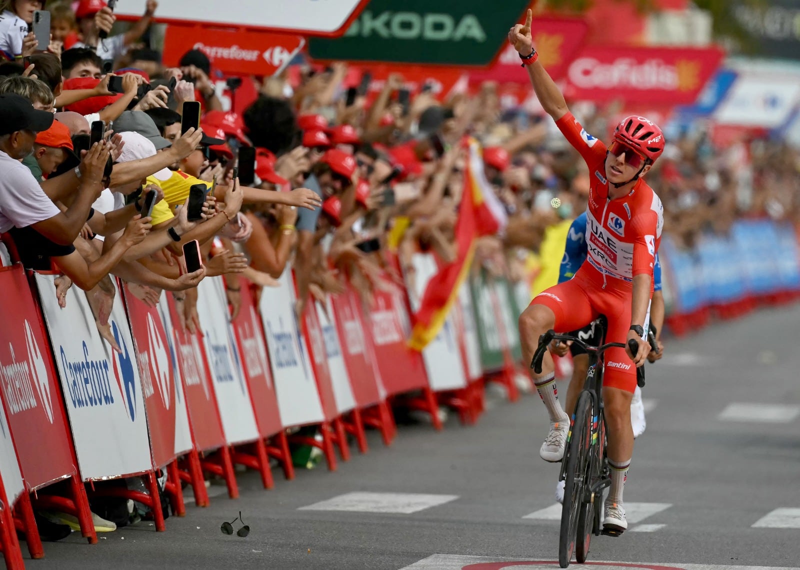 Tadej Pogacar celebró levantando su mano tras ratificar su dominio en la Vuelta a España.