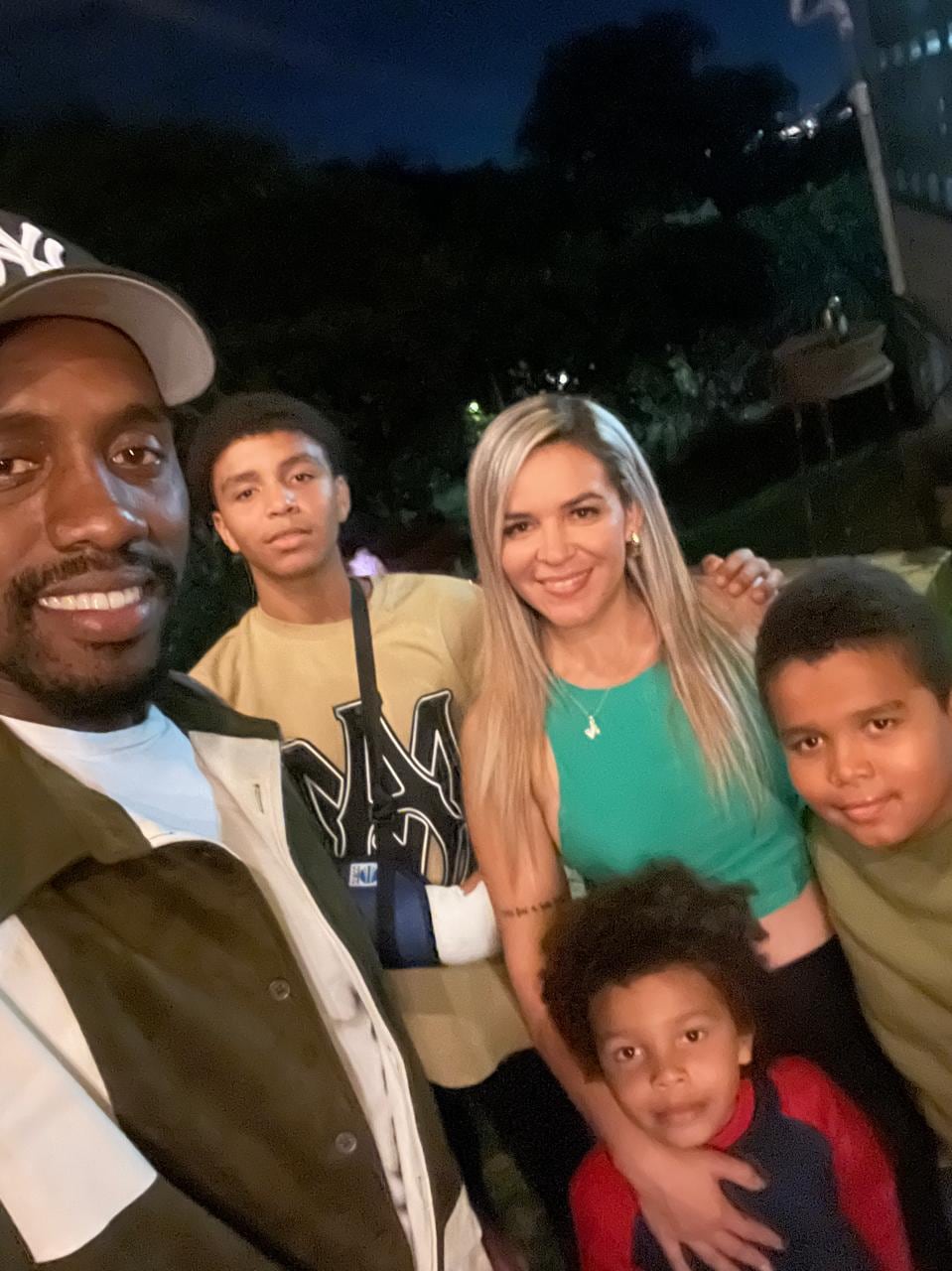 Jeikell Medina junto a su esposa, Andrea VIllalobos, y sus hijos: Andrew, Liam y Jahdiel. El futbolista es muy familiar.
