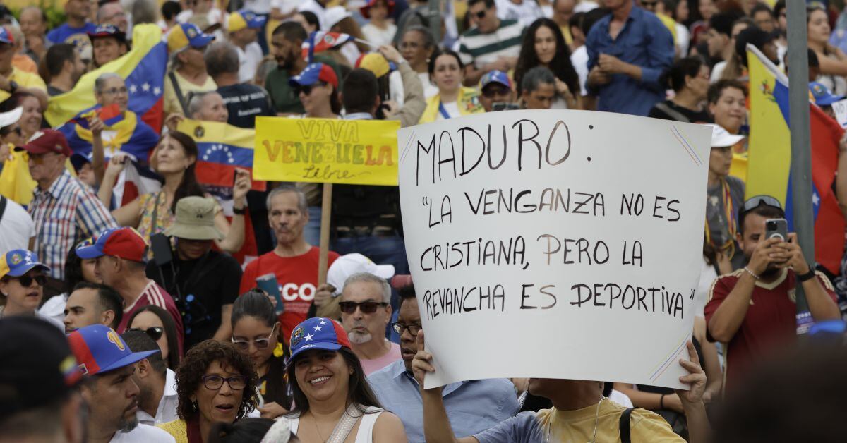 Entre los carteles de quienes acudieron este 17 de agosto a la Plaza de la Democracia para manifestarse contra la cuestionada reelección de Maduro, se puede observar uno con el mensaje: "Maduro: La venganza no es cristiana, pero la revancha es deportiva". (Foto: cortesía)