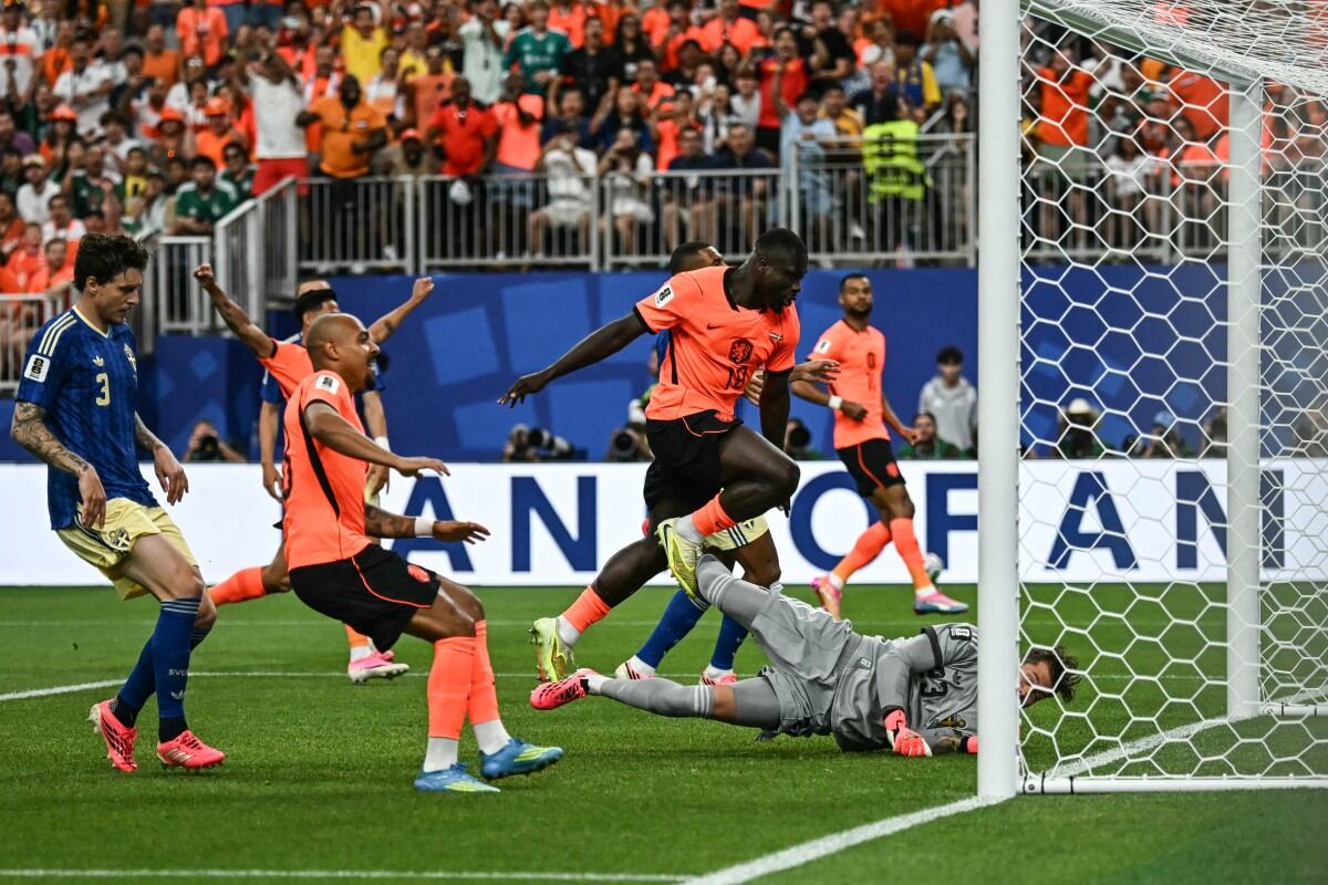 Brian Brobbey marcó al cerrar un centro para Países Bajos ante Suecia.