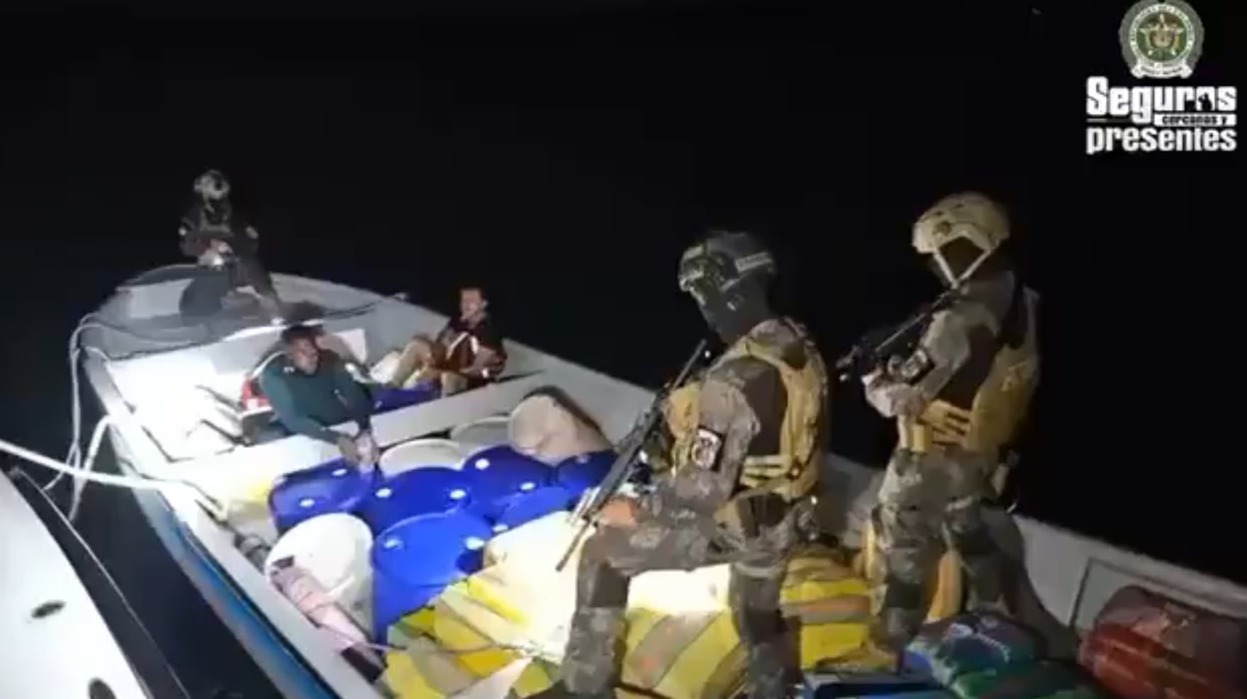 Autoridades colombianas interceptaron una lancha rápida con 2,7 toneladas de cocaína que navegaba por el Océano Pacífico rumbo a Costa Rica.