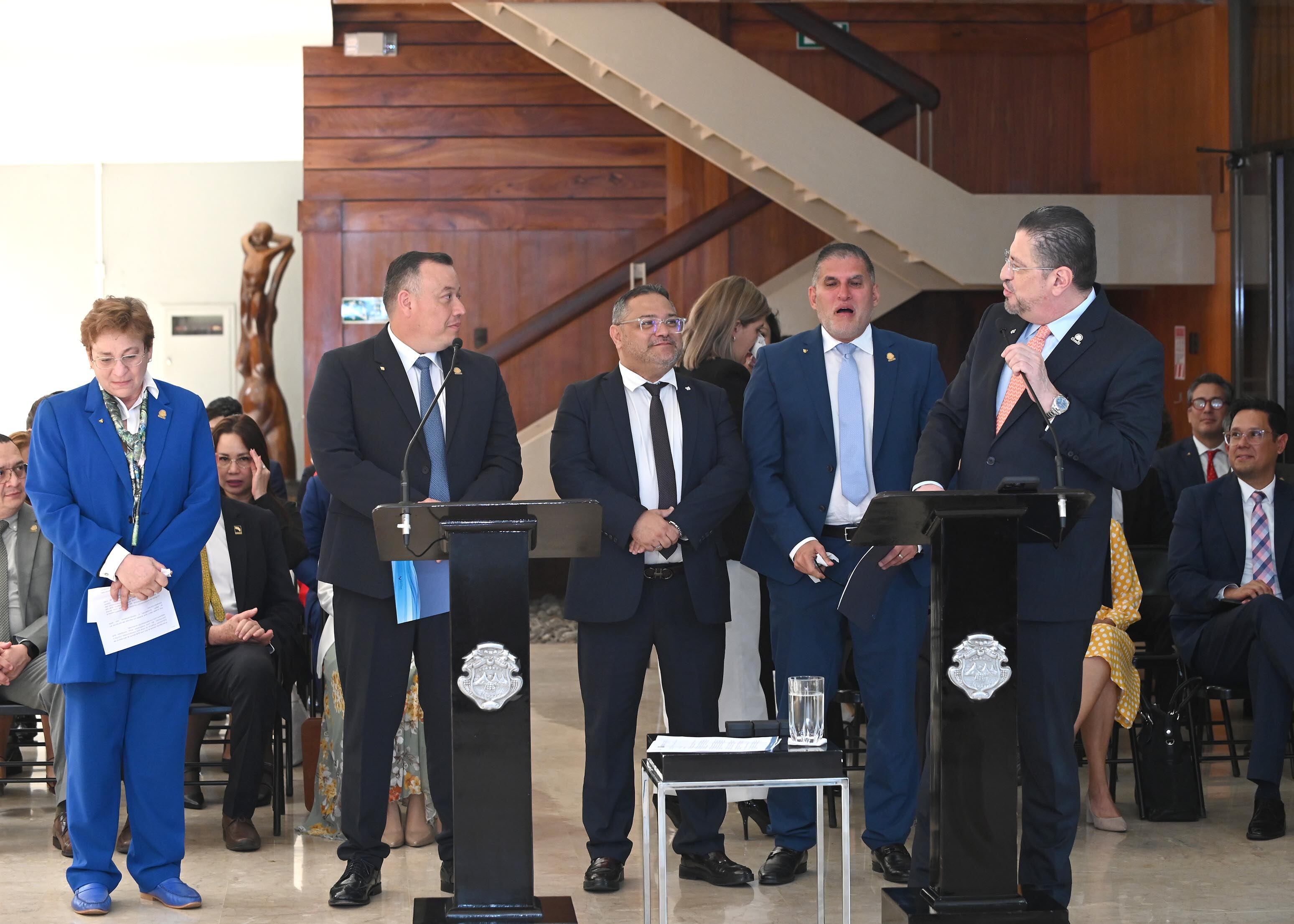 Presidente Chávez anuncia renuncia y sustitución de 5 ministros del gabinete.