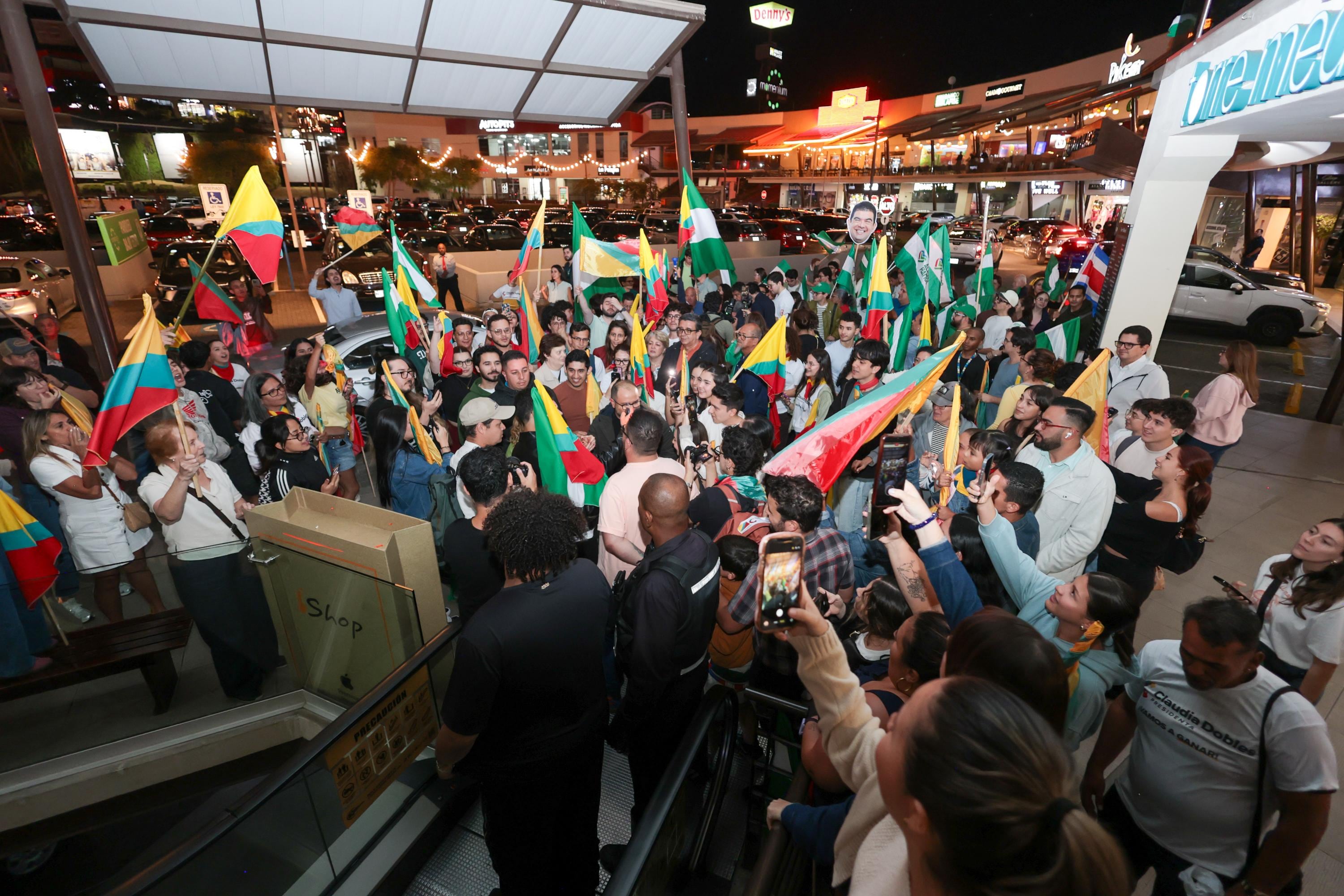 Seguidores de varios partidos políticos se congregan en Momentum Pinares con motivo del debate presidencial de No Pasa Nada.