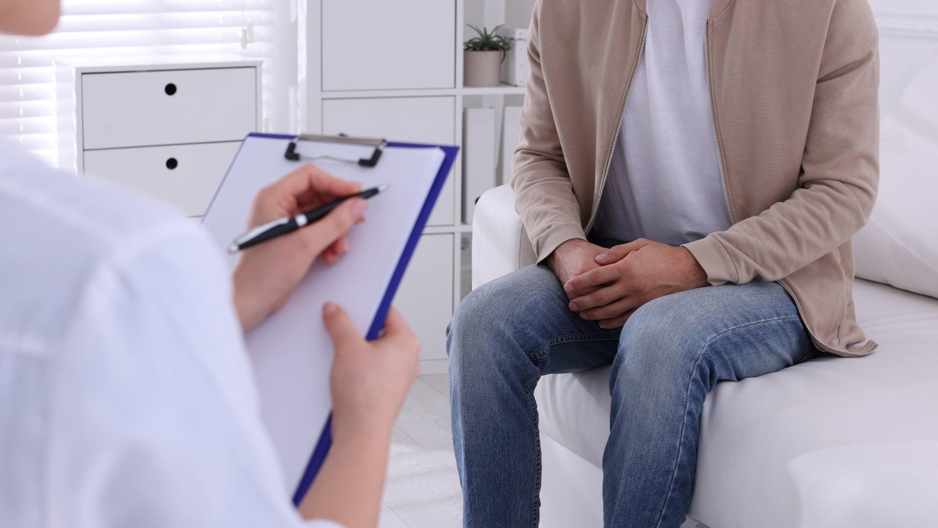 Protegerse con preservativo, revisar cambios en el cuerpo y hacerse exámenes periódicos es la forma más efectiva de mantenerse sano.