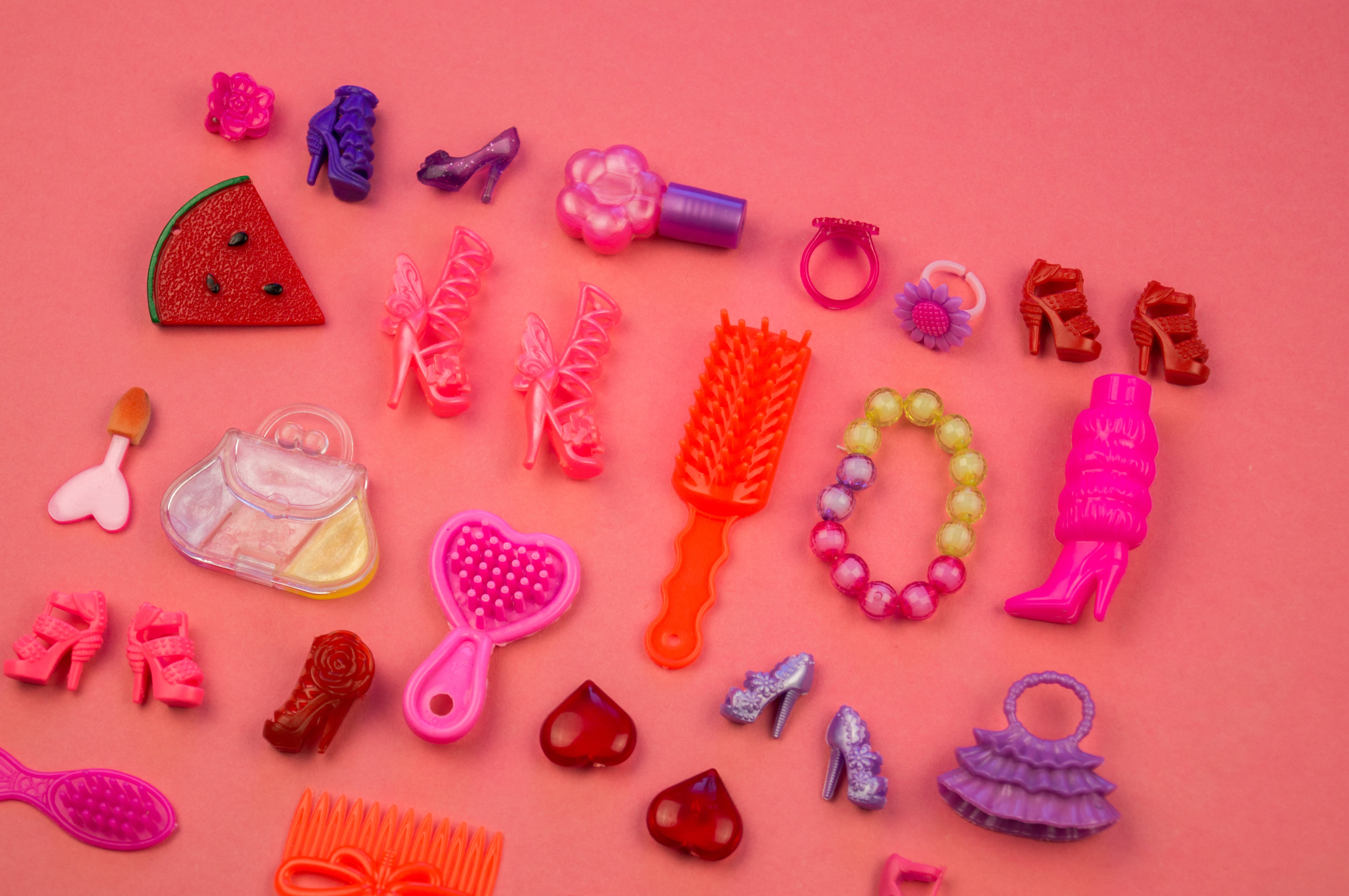 Siguen comercializándose juguetes claramente dirigidos a niñas, como lo son los cosméticos, la joyería de fantasía y los accesorios.