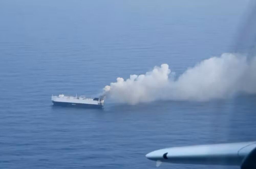 El carguero con 3.000 carros sigue en llamas tres días después. La causa apunta a complicaciones por vehículos eléctricos.