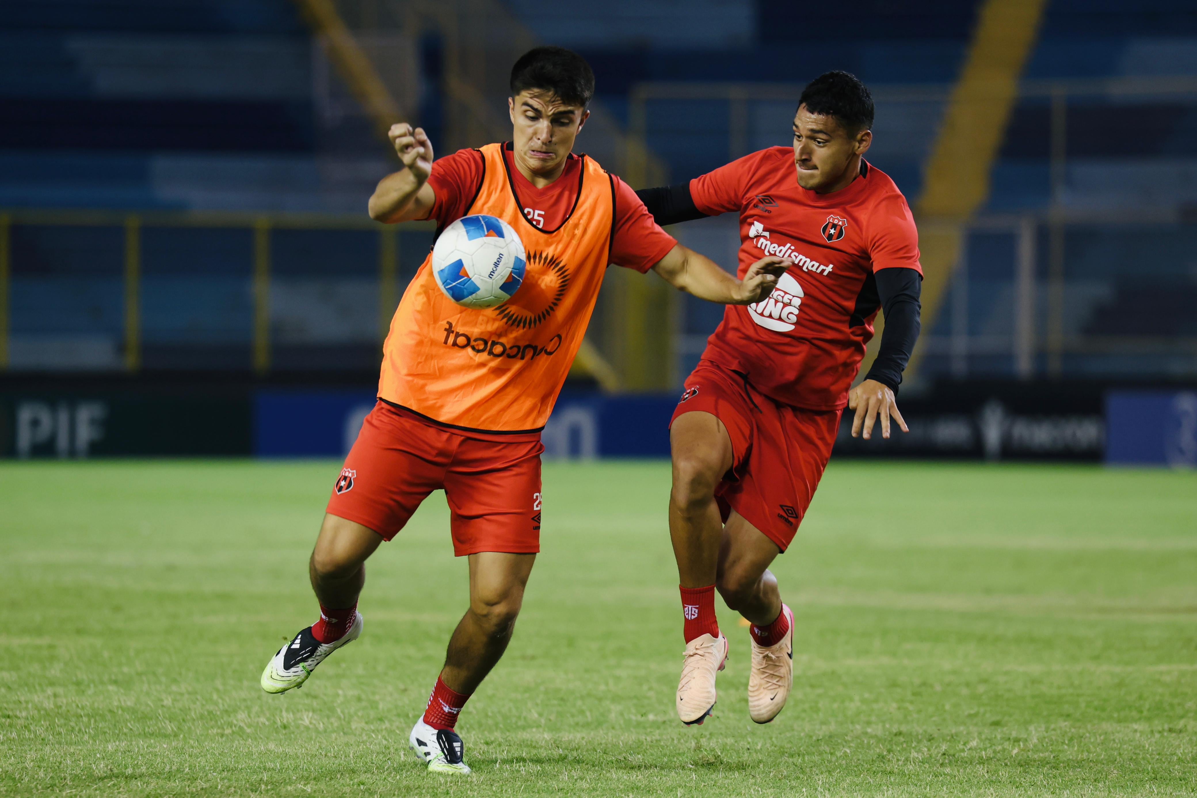 Santiago van der Putten y Doryan Rodríguez en el reconocimiento al Estadio Cuscatlán, en El Salvador.