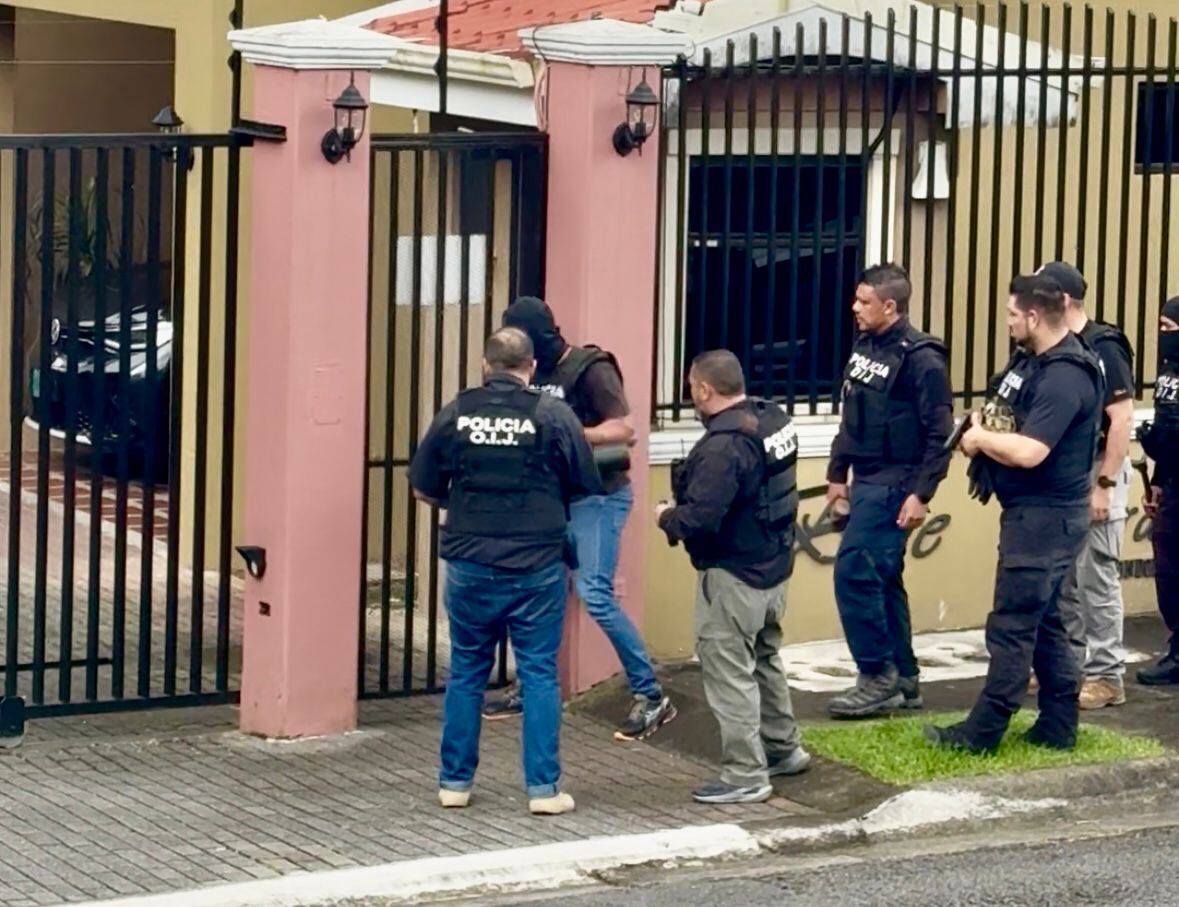 Agentes judiciales allanaron un condominio en Sabanilla, como parte de una investigación del OIJ y la Fiscalía de Quepos relacionada con préstamos gota a gota.