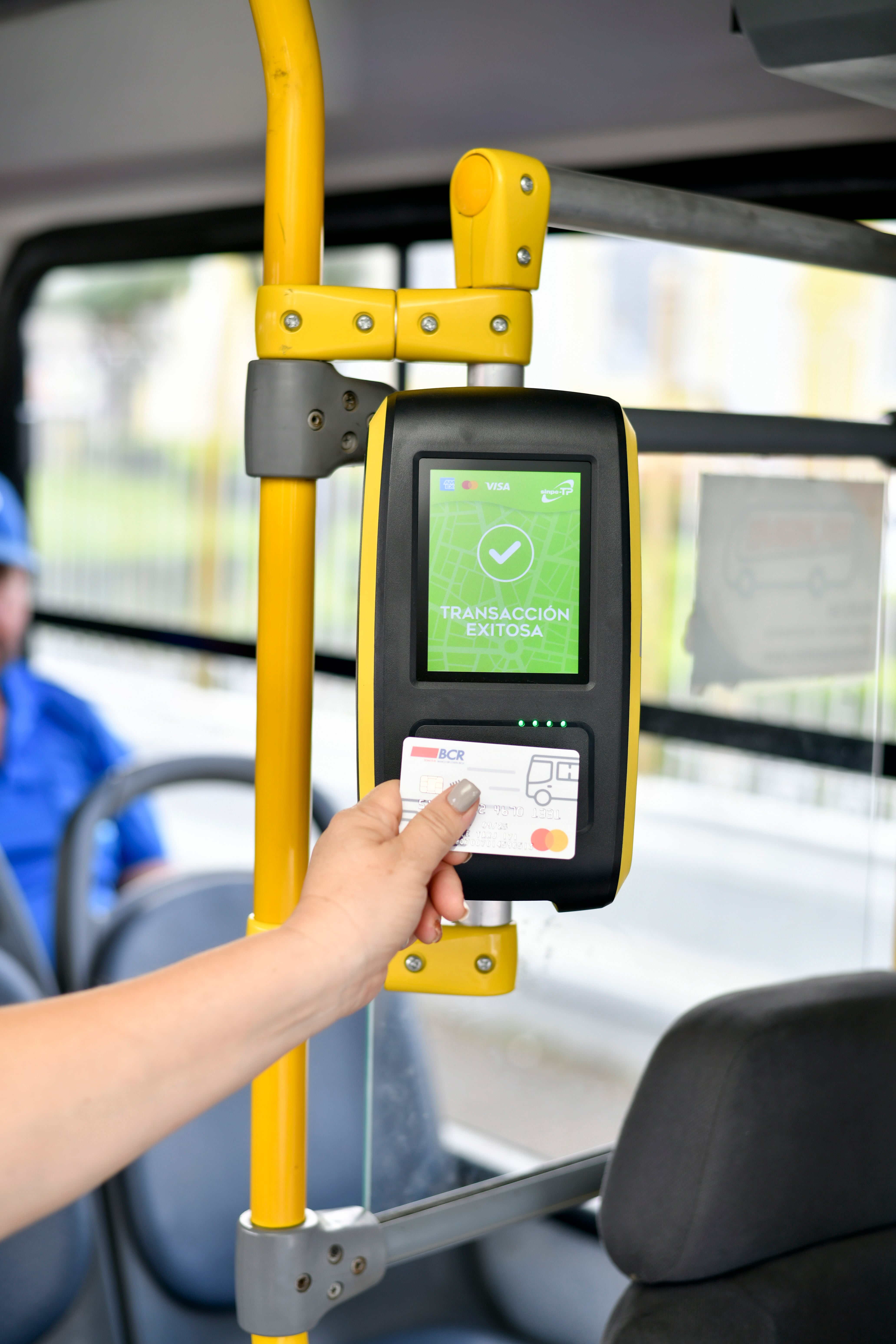 Desde este martes 3 de diciembre más de 133 mil habitantes de los cantones de Escazú y Santa Ana pueden pagar su pasaje del bus con tarjeta de crédito o débito.