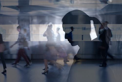 Silueta de una persona en primer plano con fondo de personas caminando en movimiento, representando problemas sociales y convivencia actual en Costa Rica.