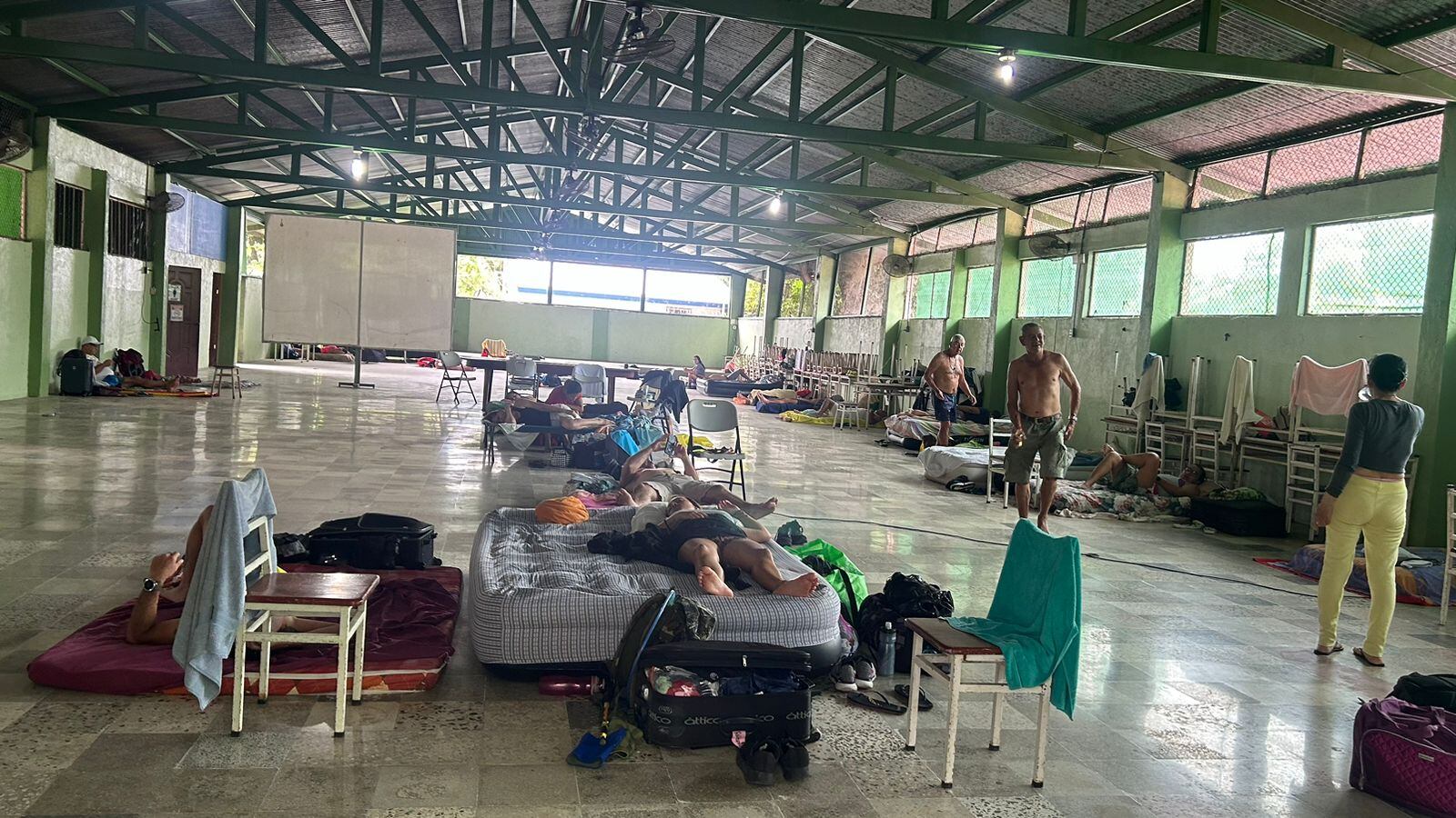 Los romeros de Tilarán, en Guanacaste, descansaron este sábado en el salón comunal de Limonal, en Abangares. Seguirán su camino por la noche para evitar las altas temperaturas.
