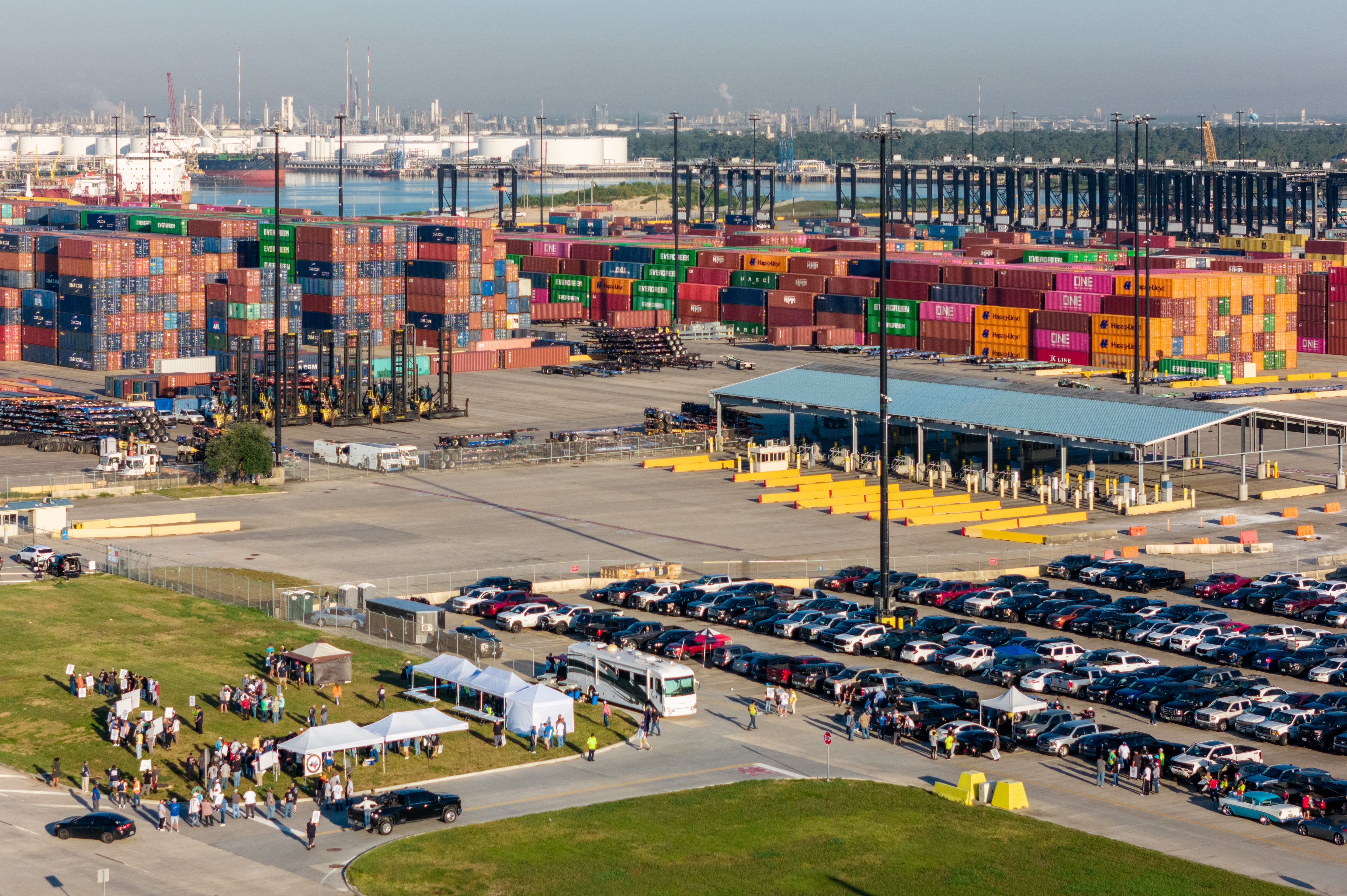 En una vista aérea, los trabajadores portuarios hacen huelga fuera de la Autoridad del Puerto de Houston, el 1.° de octubre de 2024 en Houston, Texas. Los miembros de la Asociación Internacional de Estibadores iniciaron una huelga nacional, que consta de más de 50.000 trabajadores en los puertos a lo largo de la costa este y Texas. La huelga, que afecta a 36 puertos.