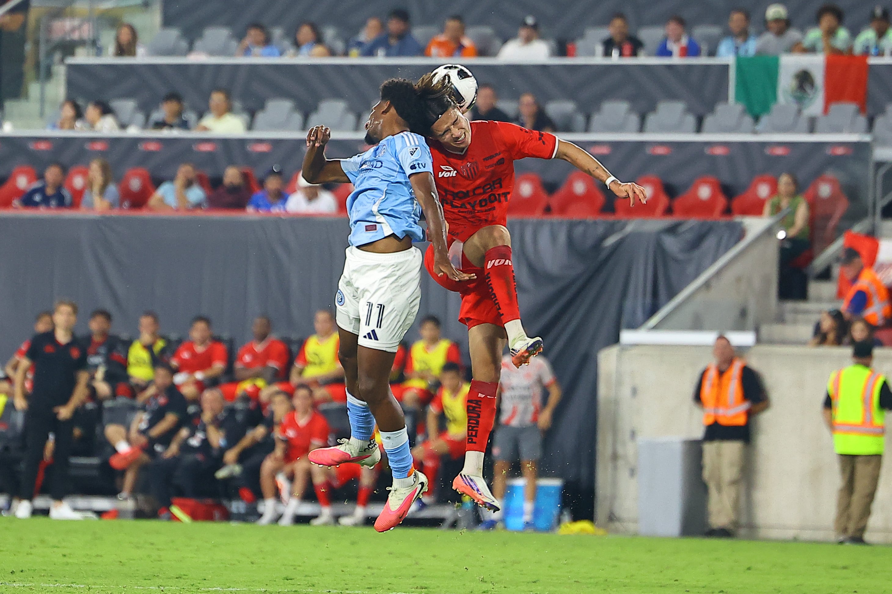 Talles Magno del New York FC (izq.) disputa el balón con Diego Ochoa del Necaxa, en este partido de la Leagues Cup disputado en New Jersey.