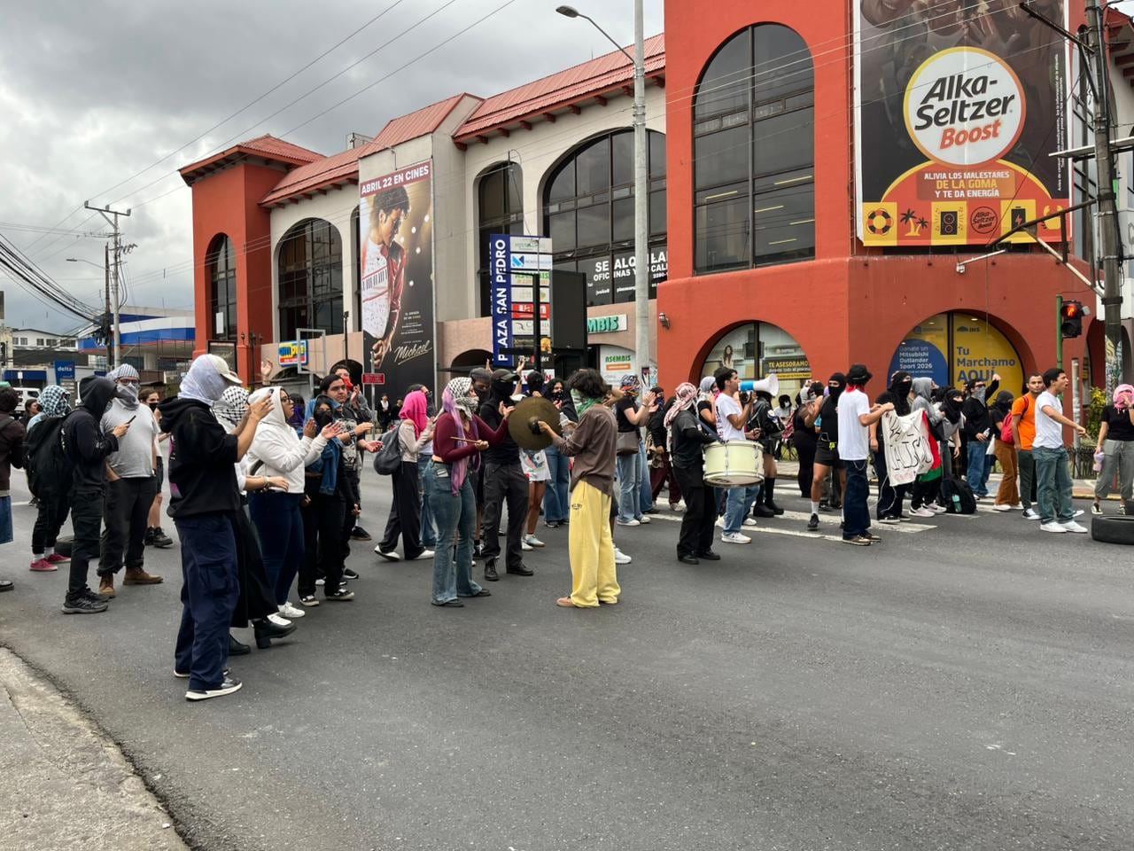 Un nuevo bloqueo frente al Outelt Mall por parte del movimiento estudiantil de la UCR, en protestas por las negociaciones del FEES 2027.