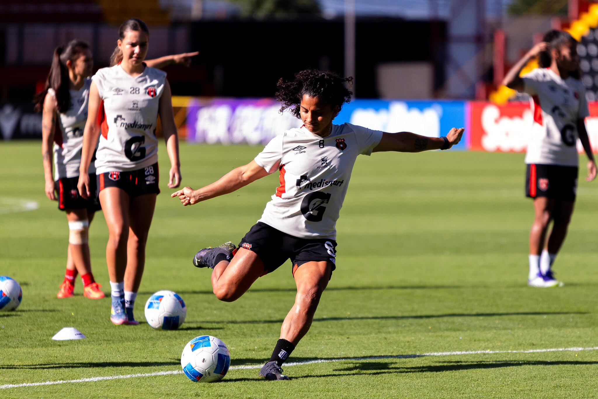 Mariela Campos ensaya un remate en el último entrenamiento previo al partido entre Liga Deportiva Alajuelense y América, en la Copa de Campeones W de Concacaf.