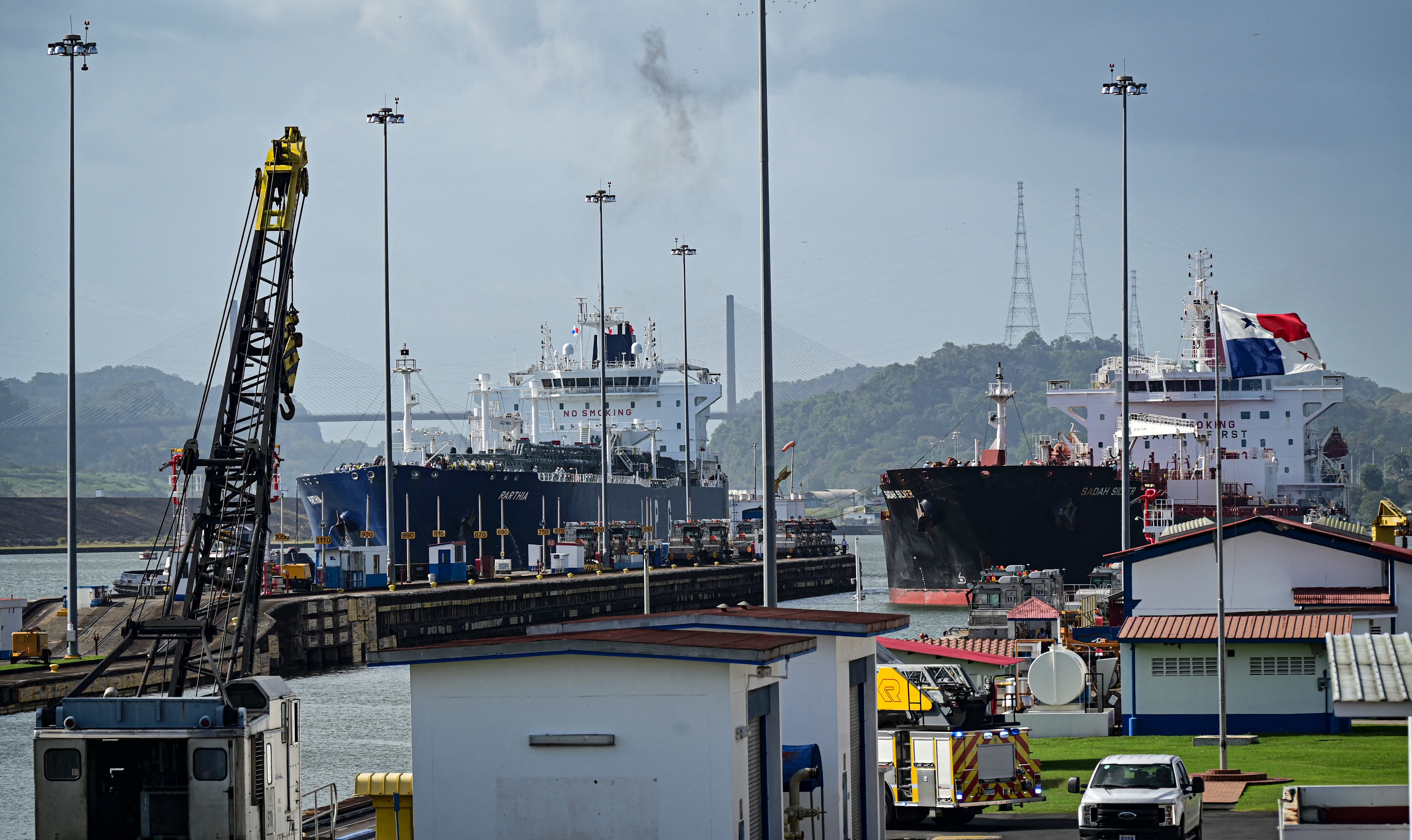 Buques transitan en el Canal de Panamá.