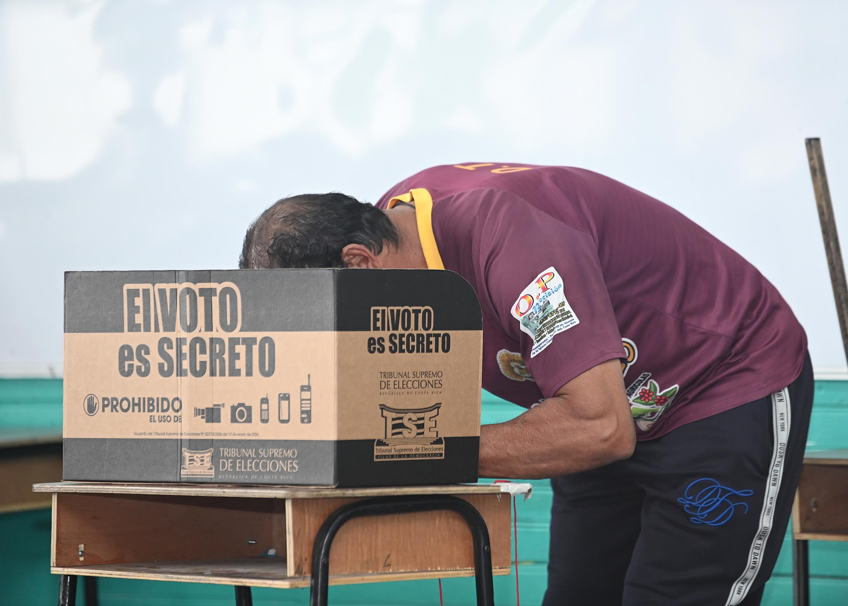 01 de febrero del 2026. Elecciones presidenciales. Escuela San Cristóbal Sur. Ambiente general de las mesas de votación y el expresidente de la República, José María Figueres Olsen emitió su voto en la junta 687 de la escuela. En la foto: Afluencia normal de público poco después de la apertura de las mesas a las 6 a.m. Manuel Leiva Mena (88) vecino de San Cristóbal. Foto: Albert Marín.