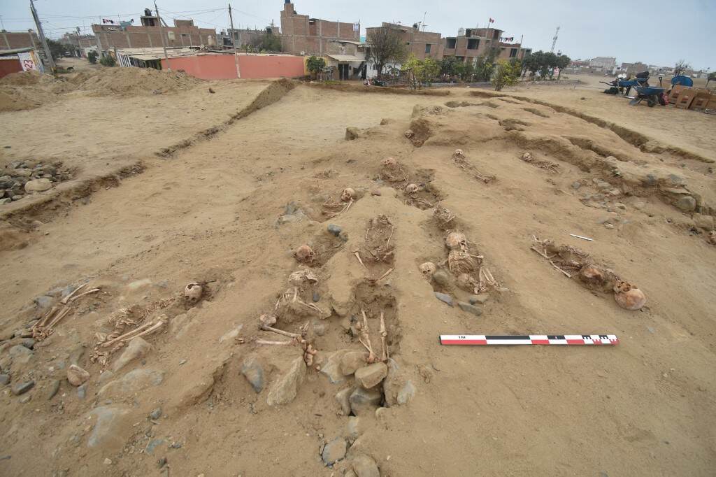 An undated handout picture distributed on September 27, 2022 by the Huanchaco Archeological Program shows the excavation site of an ancient pre-Hispanic sanctuary unearthed in the coastal community of Huanchaco in northern Peru, where archeologists uncovered 76 tombs with the remains of sacrificed children dated to the Chim� culture that occupied this territory from 1100 to 1400 AD. - The tombs of 76 children sacrificed about a thousand years ago in religious rituals were found by archaeologists excavating in a pre-Hispanic sanctuary on the northern coast of Peru. (Photo by Handout / PROGRAMA ARQUEOLOGICO HUANCHACO / AFP) / RESTRICTED TO EDITORIAL USE - MANDATORY CREDIT "AFP PHOTO / Programa Arqueologico Huanchaco " - NO MARKETING - NO ADVERTISING CAMPAIGNS - DISTRIBUTED AS A SERVICE TO CLIENTS