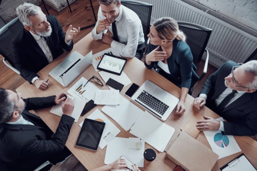 Al frente de las juntas directivas, América Latina va a la zaga con una representación femenina de solo el 14,5 %, según un estudio del 2023.