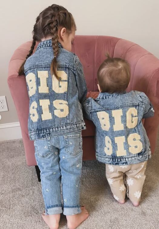 Familia de la influencer Lizzie Kieffer, posa con su esposo y sus dos hijas.