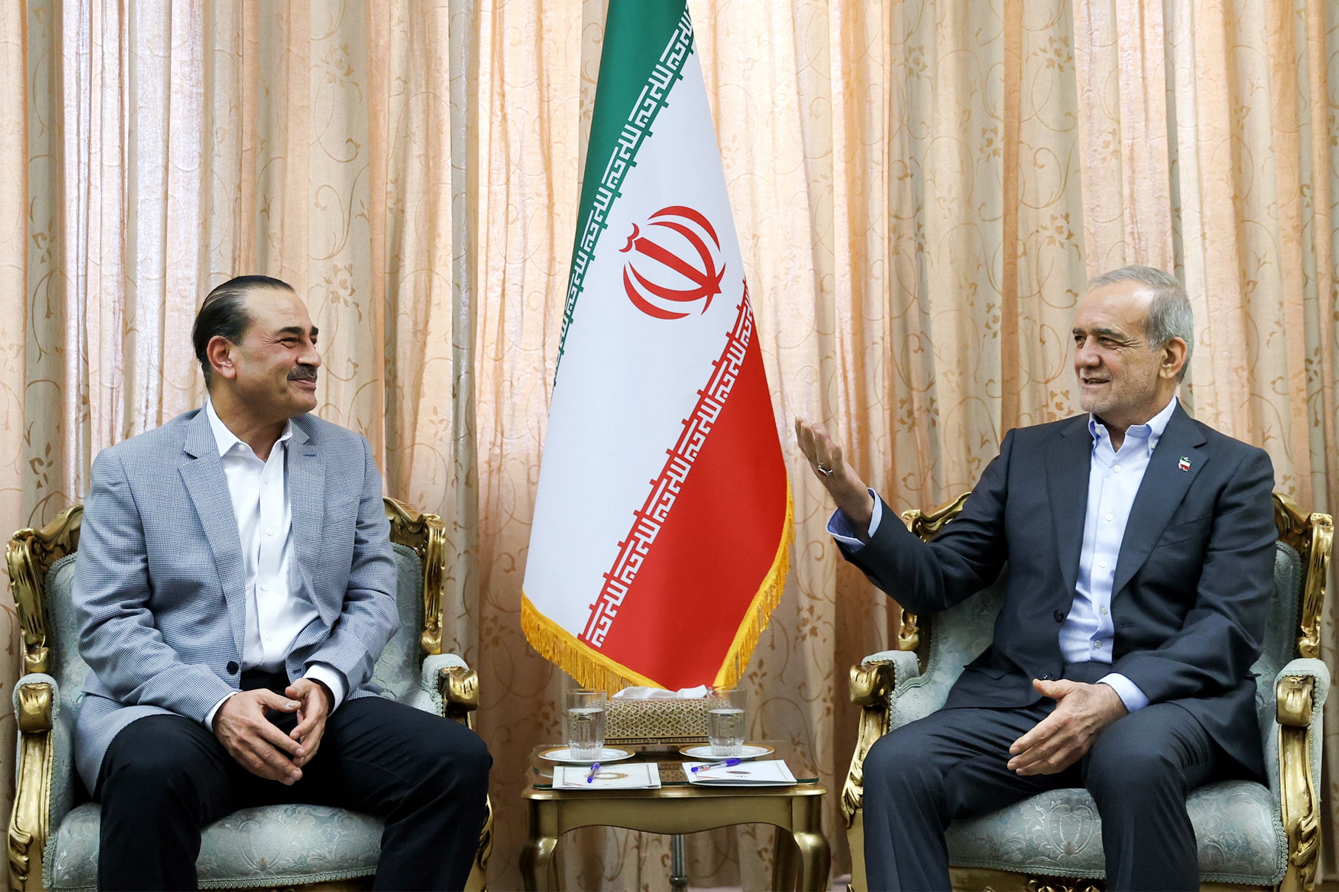 El presidente de Irán, Masoud Pezeshkian, se reúne con el jefe del ejército pakistaní, Syed Asim Munir