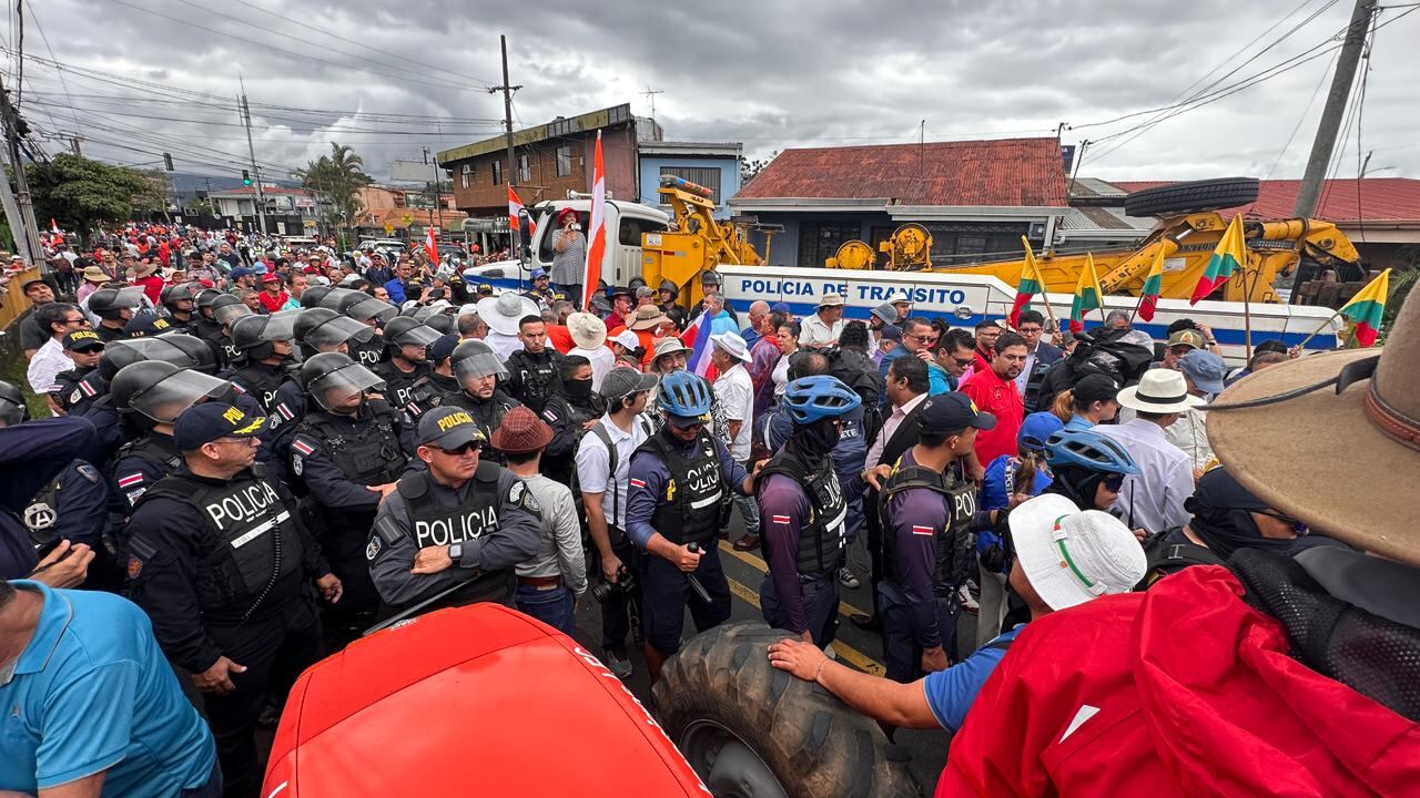 Un grupo de agricultores, congregados frente a Casa Presidencial, tuvieron un encontronazo con la Fuerza Pública pues, al parecer, no permitían el paso de los tractores.