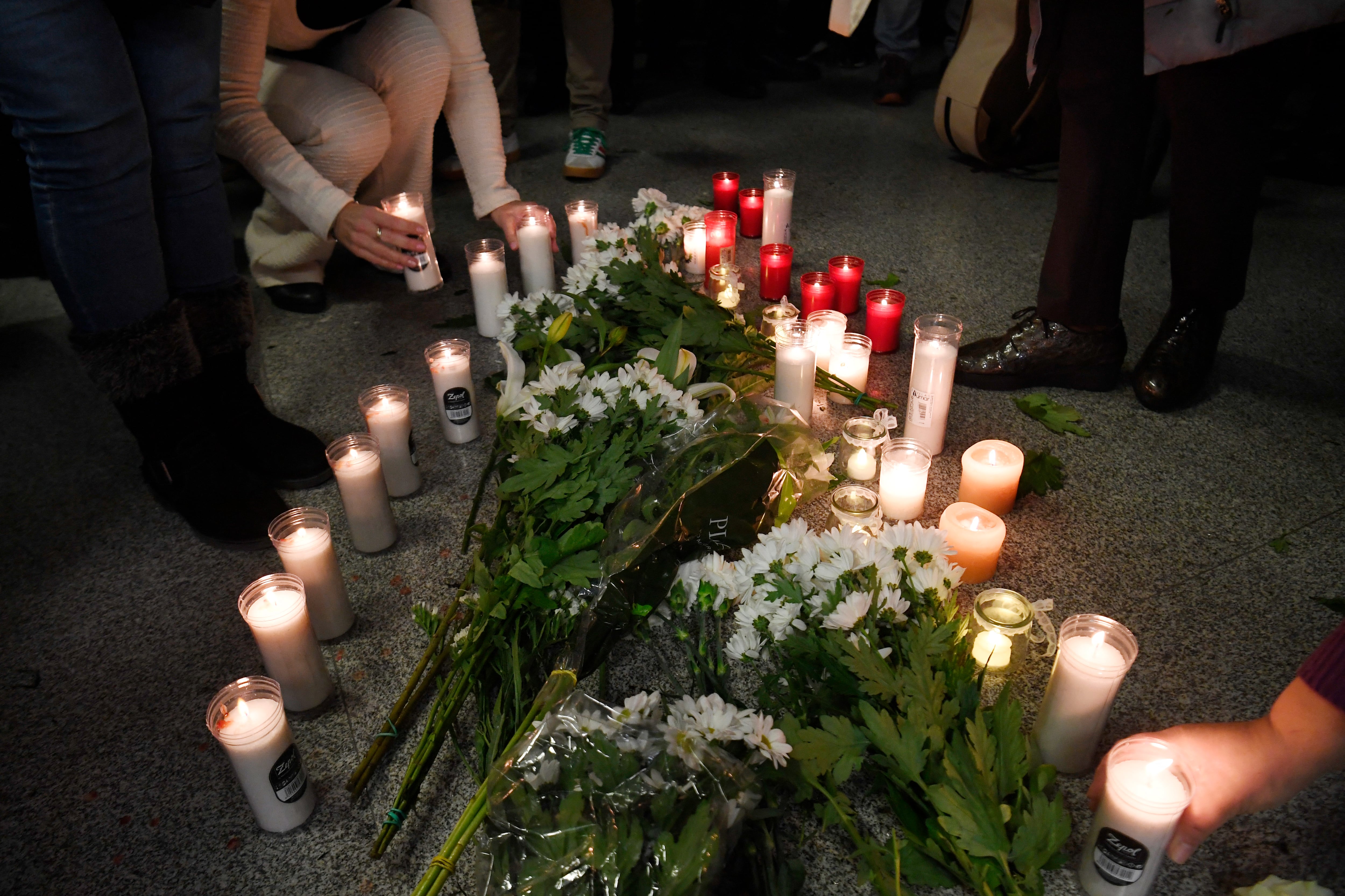 Gente coloca velas y flores mientras se reúne para una vigilia en honor a las víctimas del accidente de tren de alta velocidad del 18 de enero, que causó la muerte de 45 personas en Adamuz, el pasado 25 de enero, en la estación de tren de Huelva. Fotografía: