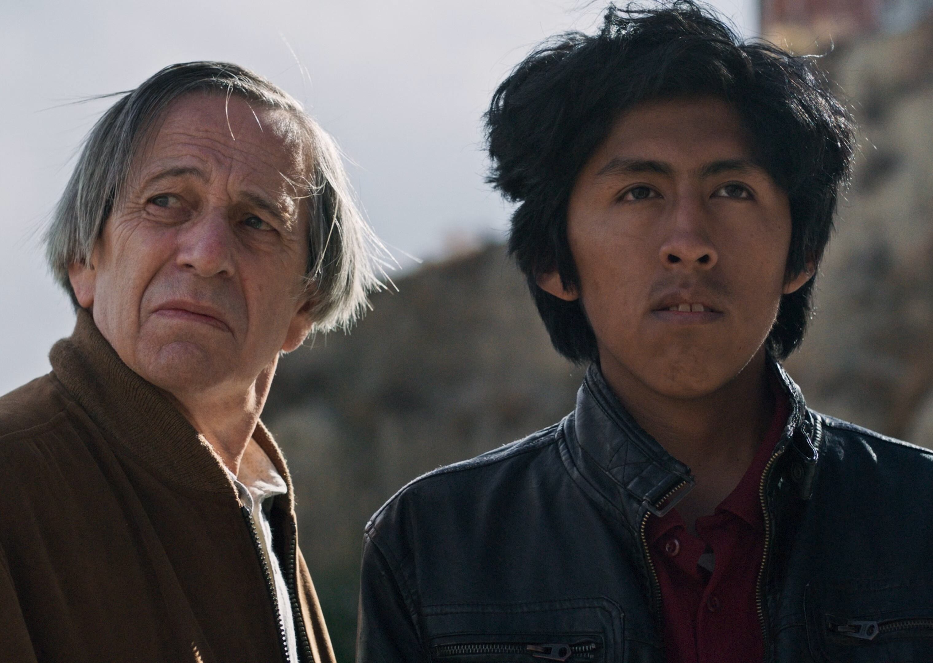 Alfredo Castro y Franklin Aro en la película 'El ladrón de perros' (2024).