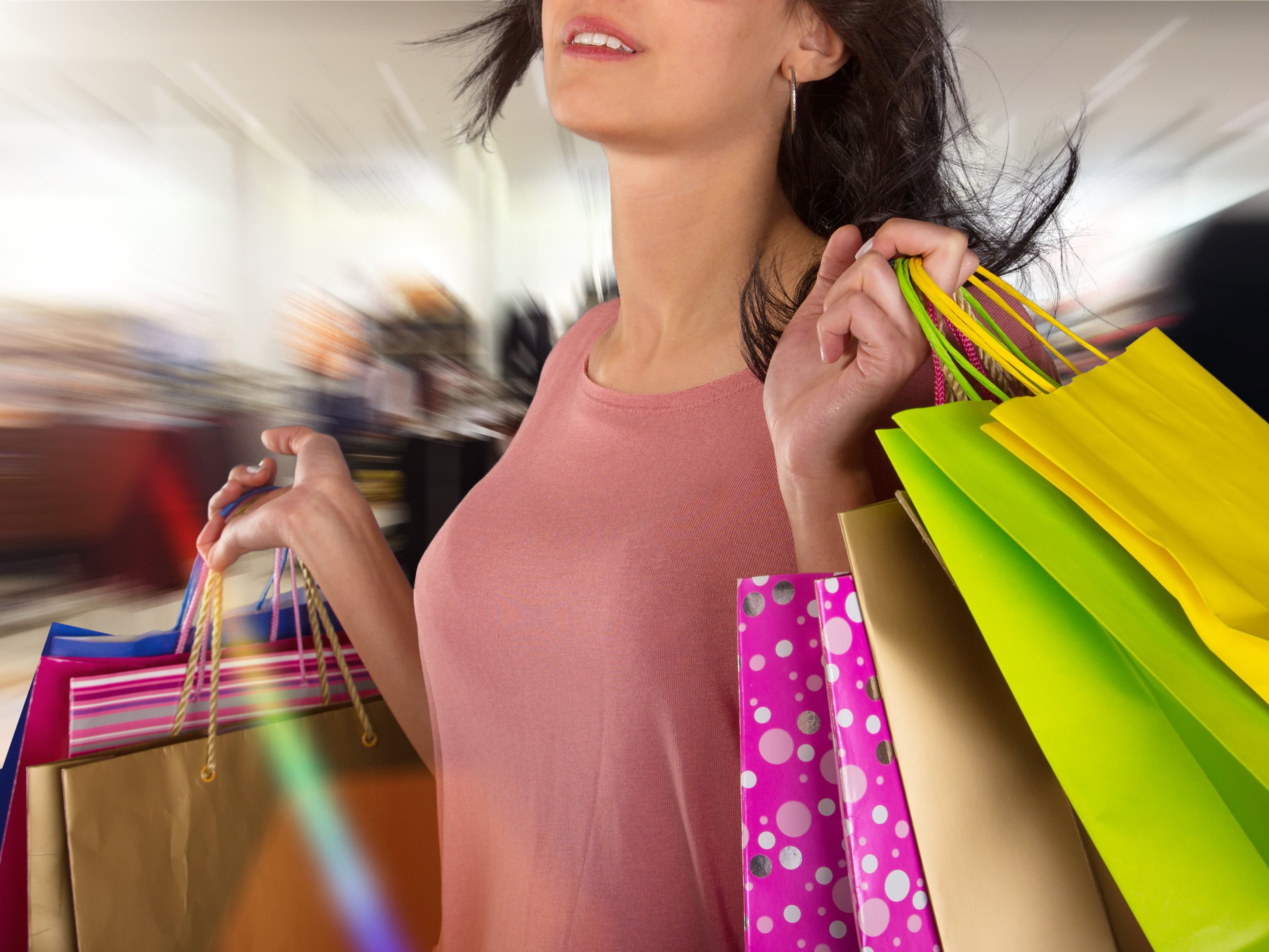 Consumismo, compras compulsivas, mujer con muchas bolsas de compras, shopping