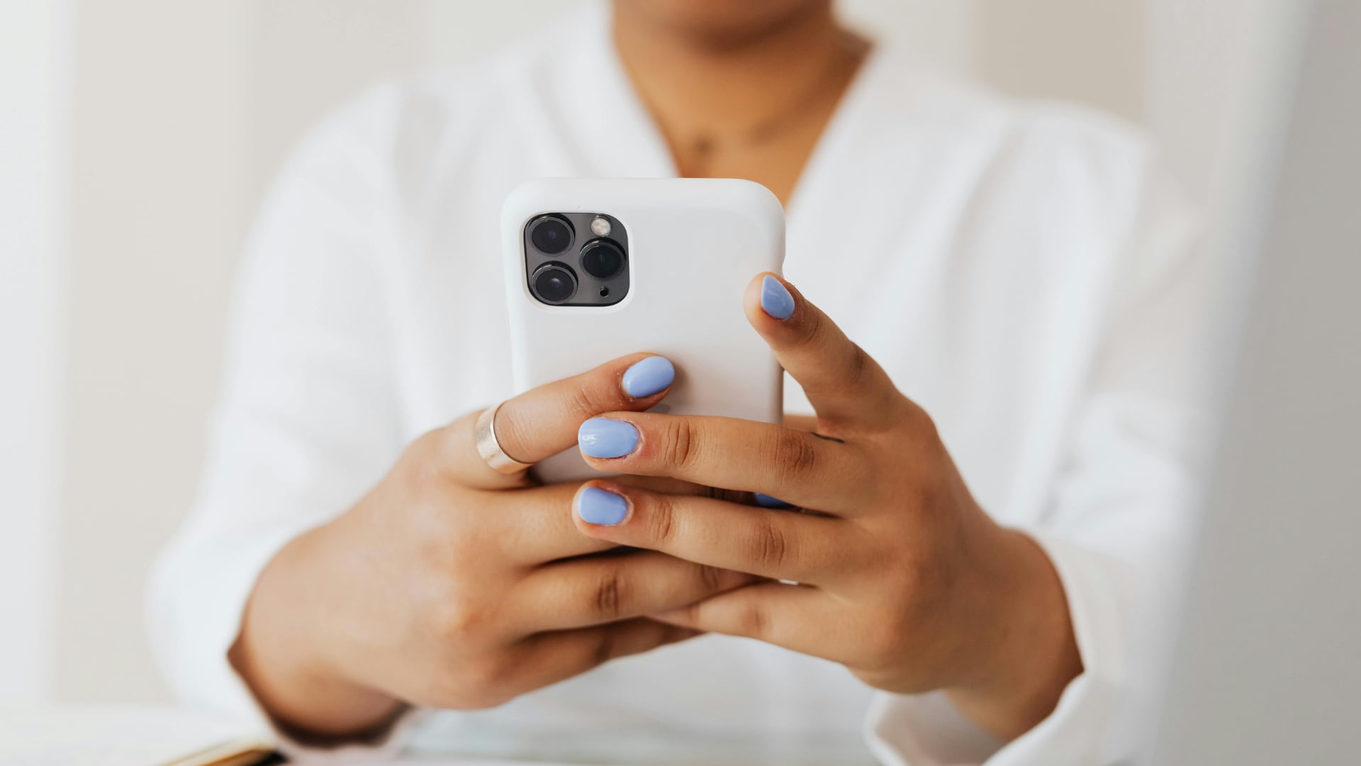 Los datos del sistema consumen grandes cantidades de espacio y afectan el rendimiento del iPhone, pero existen formas de controlarlos desde los ajustes.