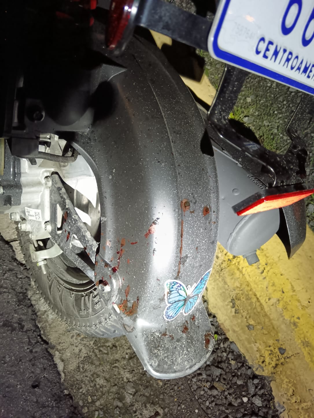 Autoridades atendieron incidente en que encontraron cinco hombres de nacionalidad jamaiquina, uno de ellos sin vida, tres heridos y uno ileso; además, decomisaron cinco armas de fuego