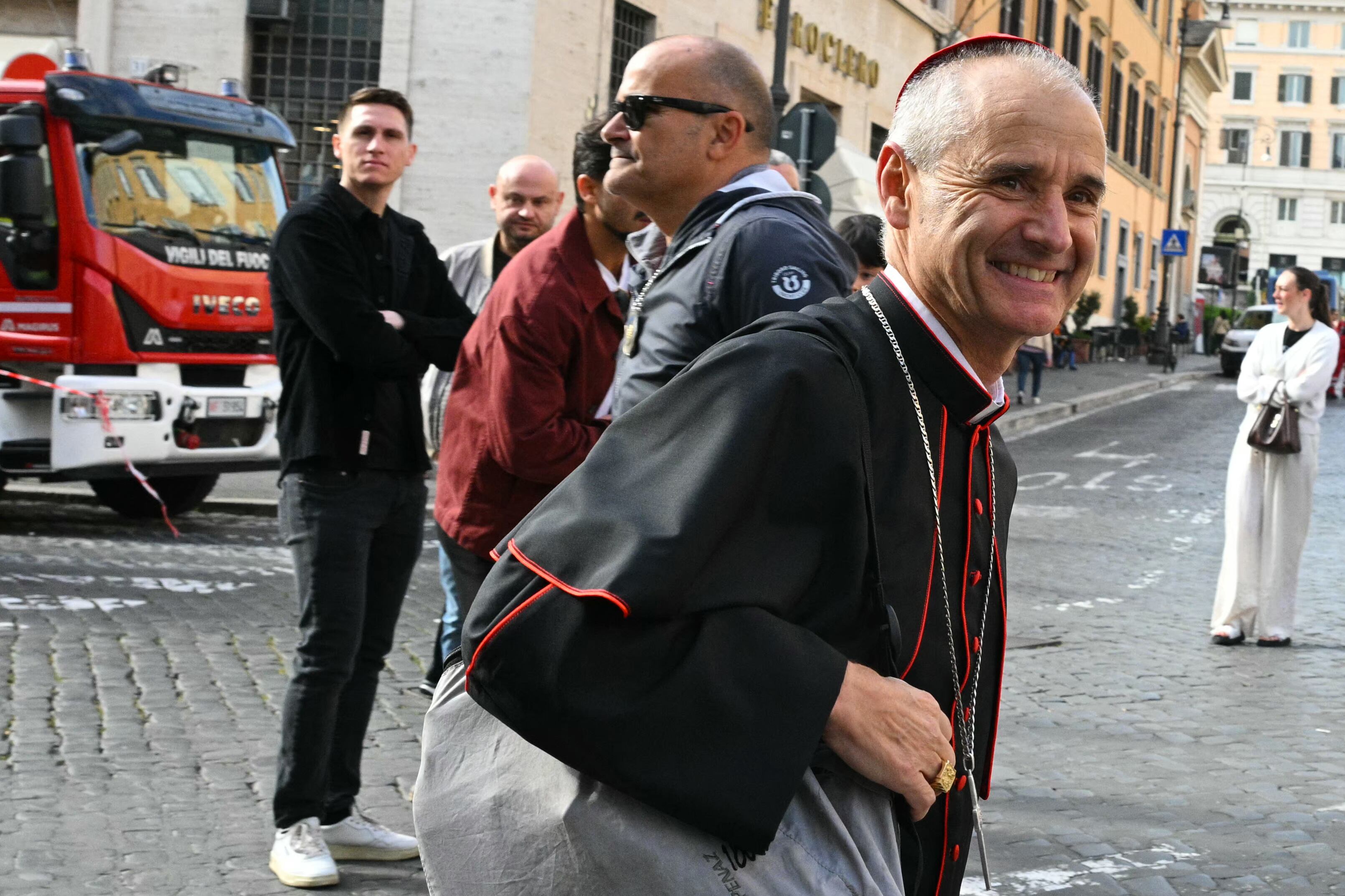 El Vaticano informó el 25 de abril de 2025 que más de 128.000 personas ya han rendido homenaje al papa Francisco, cuyo cuerpo permanece en capilla ardiente en la basílica de San Pedro antes de su funeral. (Foto de Andreas SOLARO / AFP)