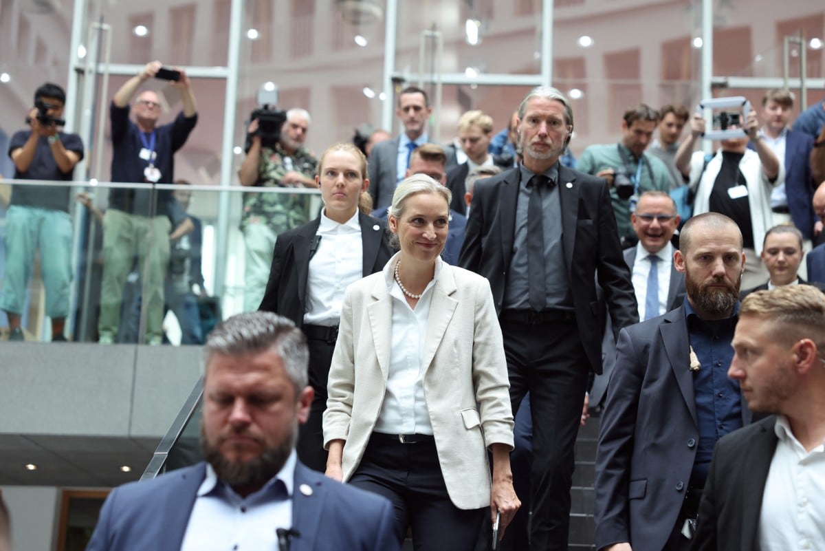 La copresidenta del partido de extrema derecha Alternativa para Alemania (AfD), Alice Weidel (centro), baja por las escaleras después de una conferencia de prensa en Berlín, el 7 de septiembre de 2026, un día después de las elecciones regionales en el estado federado oriental de Sajonia-Anhalt.