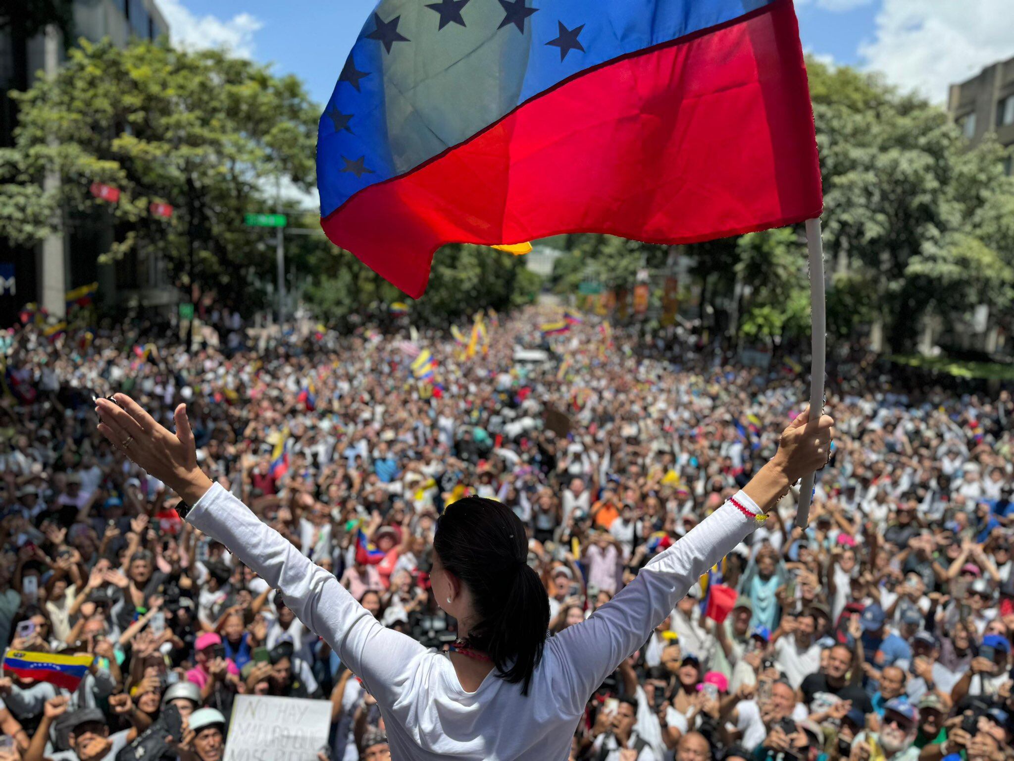 María Corina Machado, líder de la oposición en Venezuela, estuvo presente en una protesta multitudinaria en Caracas. Miles de venezolanos le piden al dictador Nicolás Maduro que acepte la derrota electoral del pasado domingo. Foto: