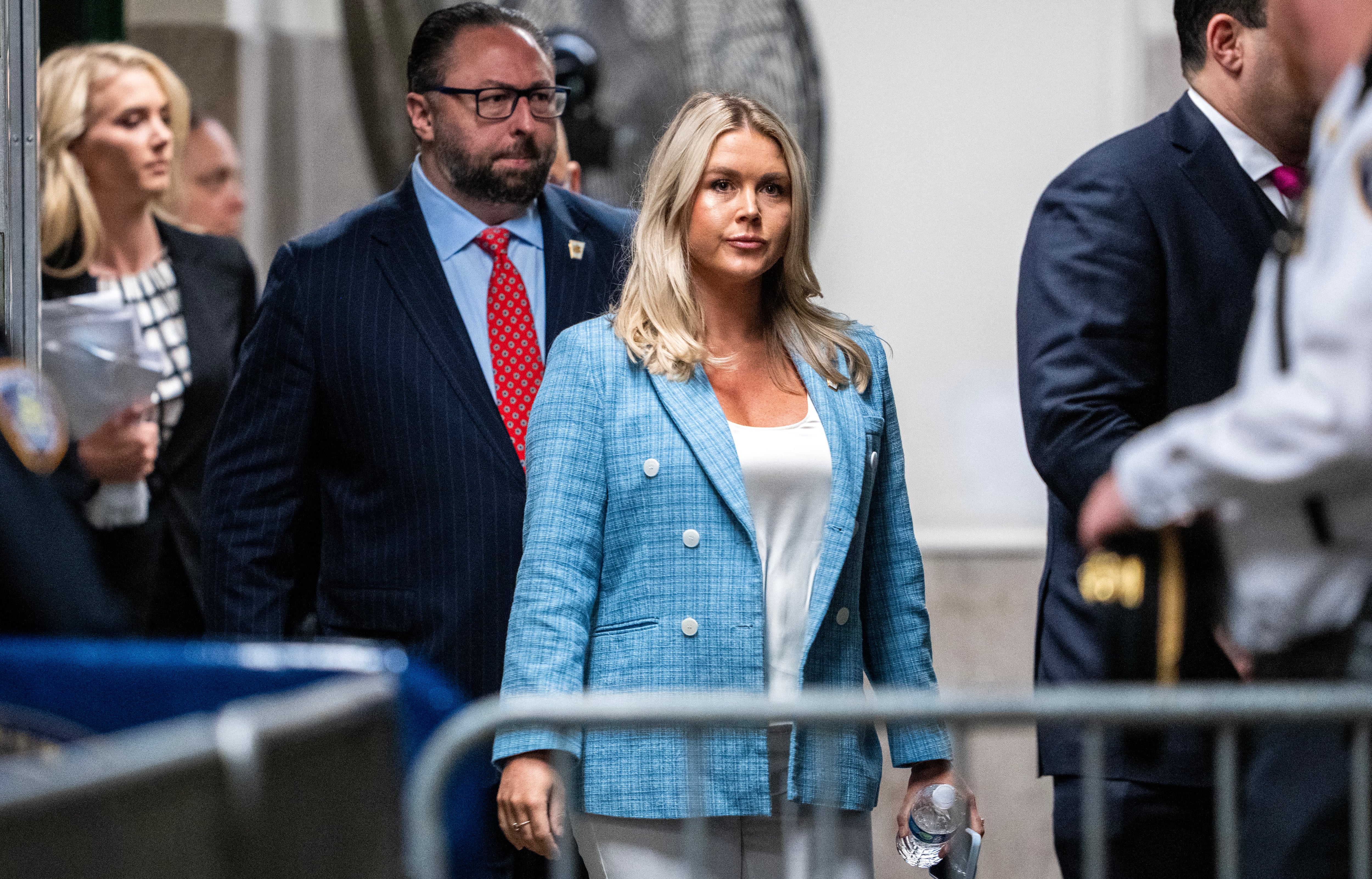 La secretaria de prensa de la campaña de Trump, Karoline Leavitt llega al juicio penal de Donald Trump en el Tribunal Penal de Manhattan en la ciudad de Nueva York el pasado 29 de mayo. Leavitt, trabajó como secretaria de prensa adjunta en el primer gobierno de Trump y dirigió las comunicaciones de Elise Stefanik.