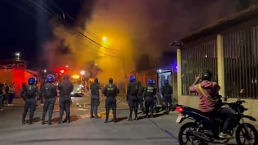 Tres viviendas afectadas por incendio en Hatillo; una quedó totalmente consumida