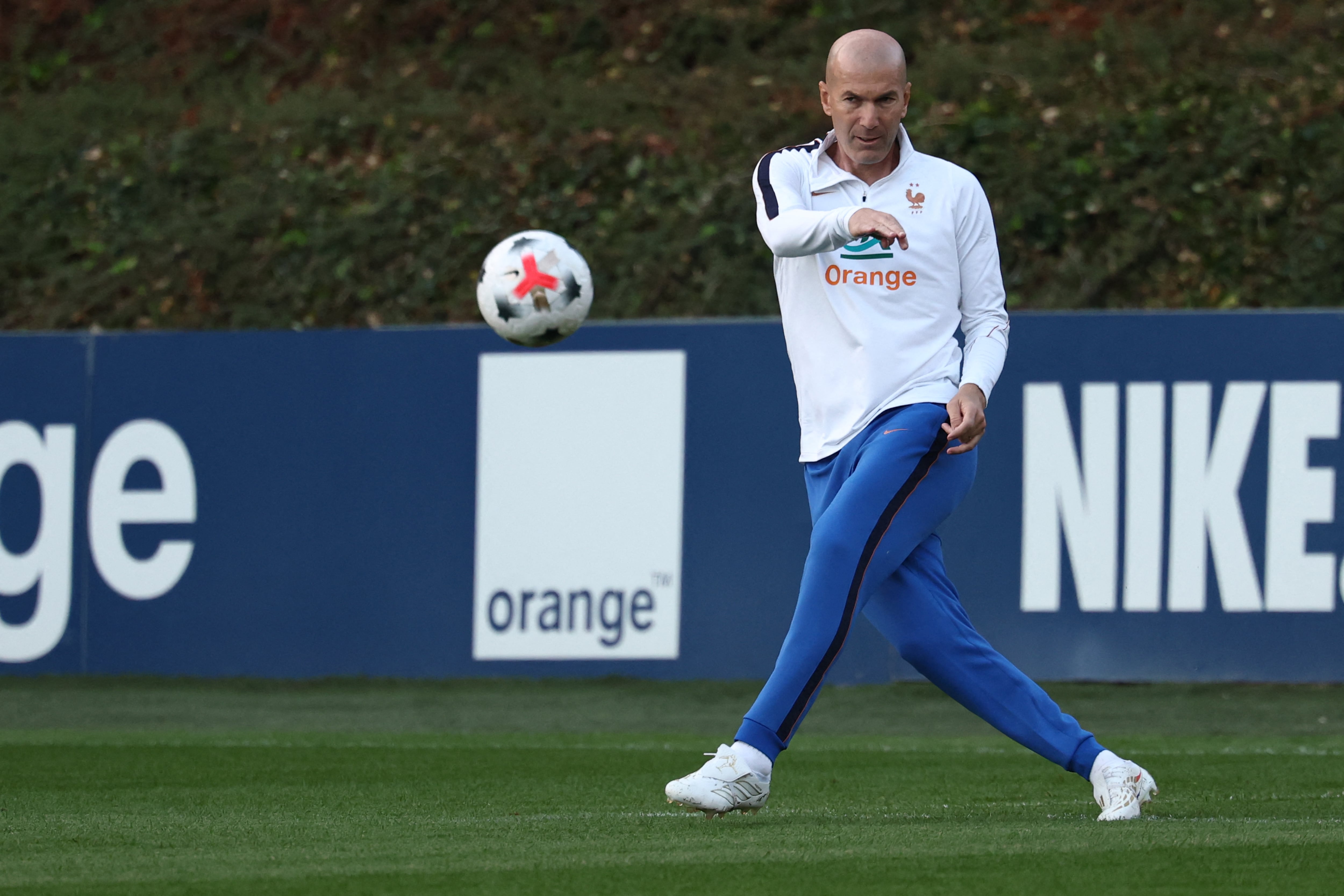 Zinedine Zidane nuevo tecnico de Francia durante una sesion de entrenamiento del equipo frances.