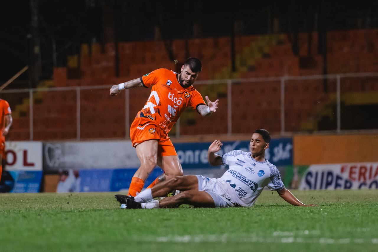Ulises Segura intentó tener el control de la media cancha de Puntarenas FC.