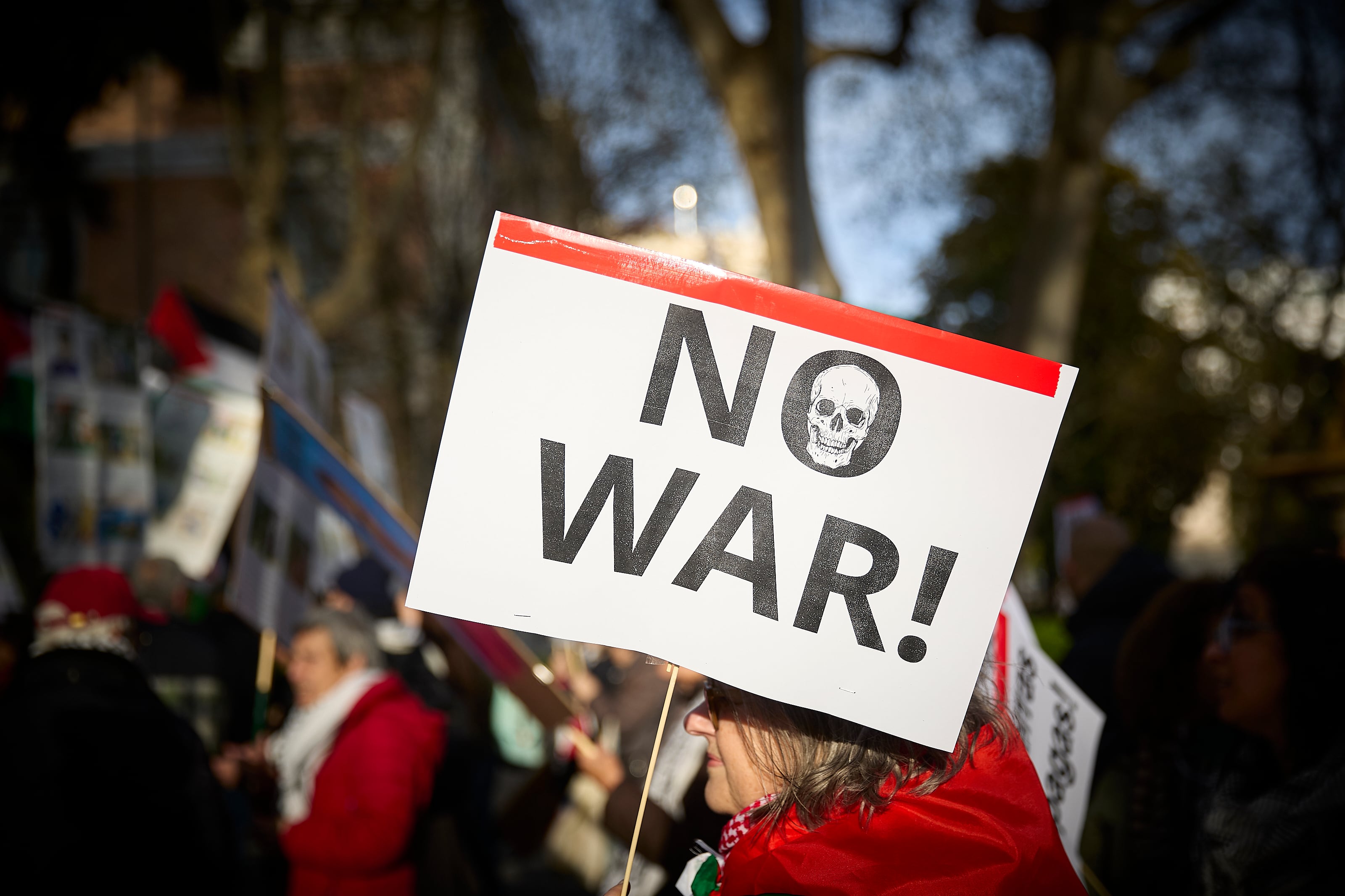 (Foto de ARCHIVO)
Una persona con un cartel de 'No a la guerra' durante una manifestación en apoyo del pueblo palestino, a 28 de marzo de 2026, en Madrid (España). Las Asambleas con la Resistencia Palestina han programado acciones unitarias y descentralizadas en varias localidades del estado en conmemoración del Día de la Tierra Palestina.
Jesús Hellín / Europa Press
28 MARZO 2026;PALESTINA;ISRAEL;GAZA;PROTESTA;MANI;APOYO;PALESTINOS;
28/3/2026