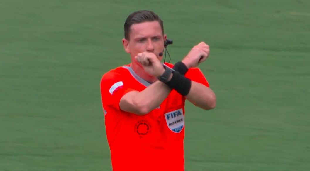 Ramon Abatti arbitro del juego del Real Madrid contra Pachuca