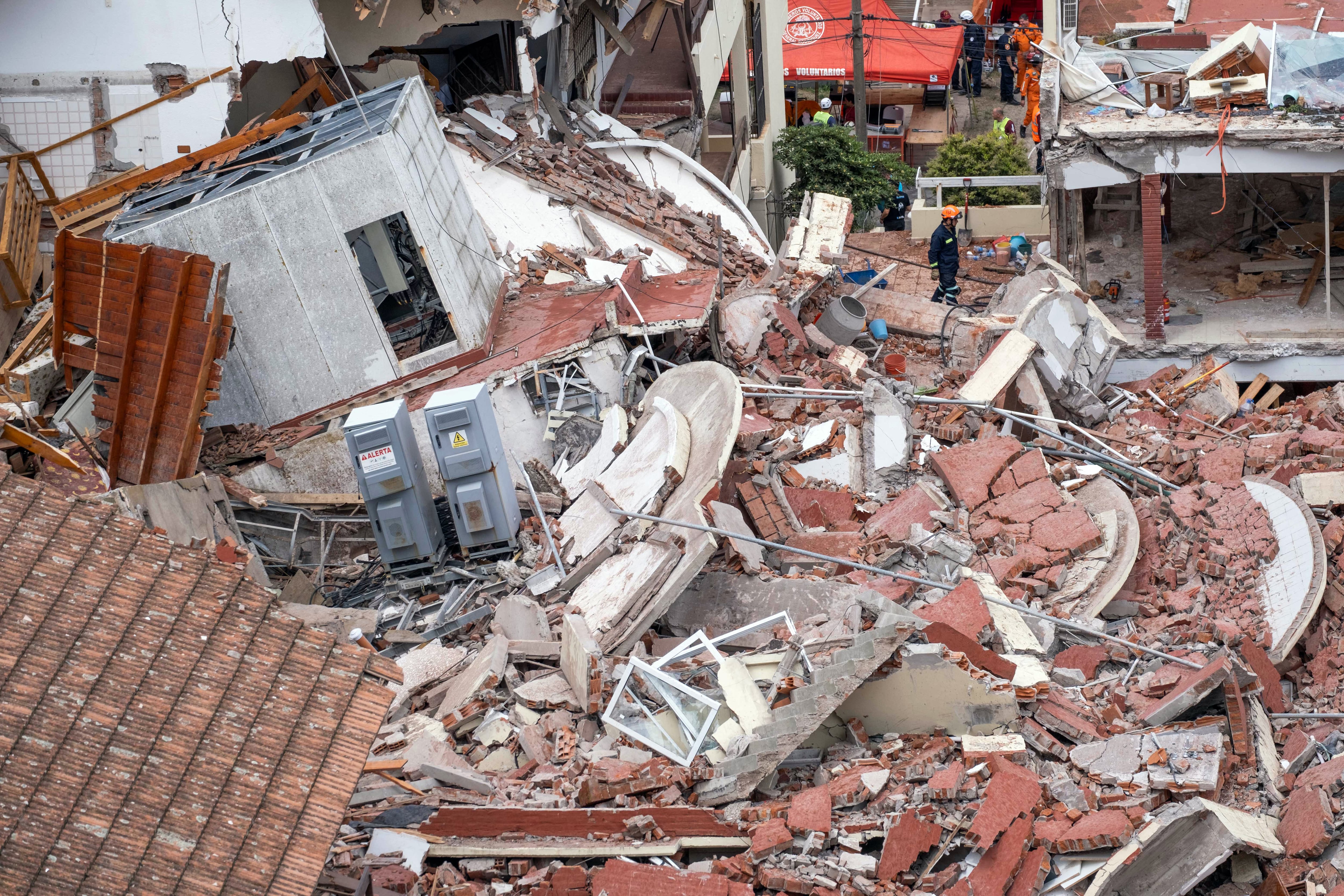 Un hombre de 89 años murió y una mujer resultó herida en el derrumbe del hotel Dubrovnik en Villa Gesell.