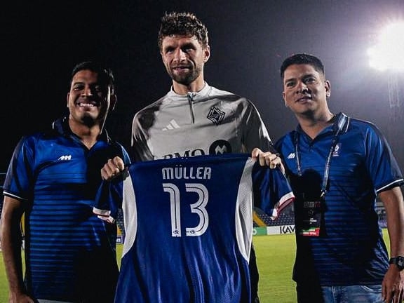 Cartaginés le regaló una camiseta a Thomas Müller.