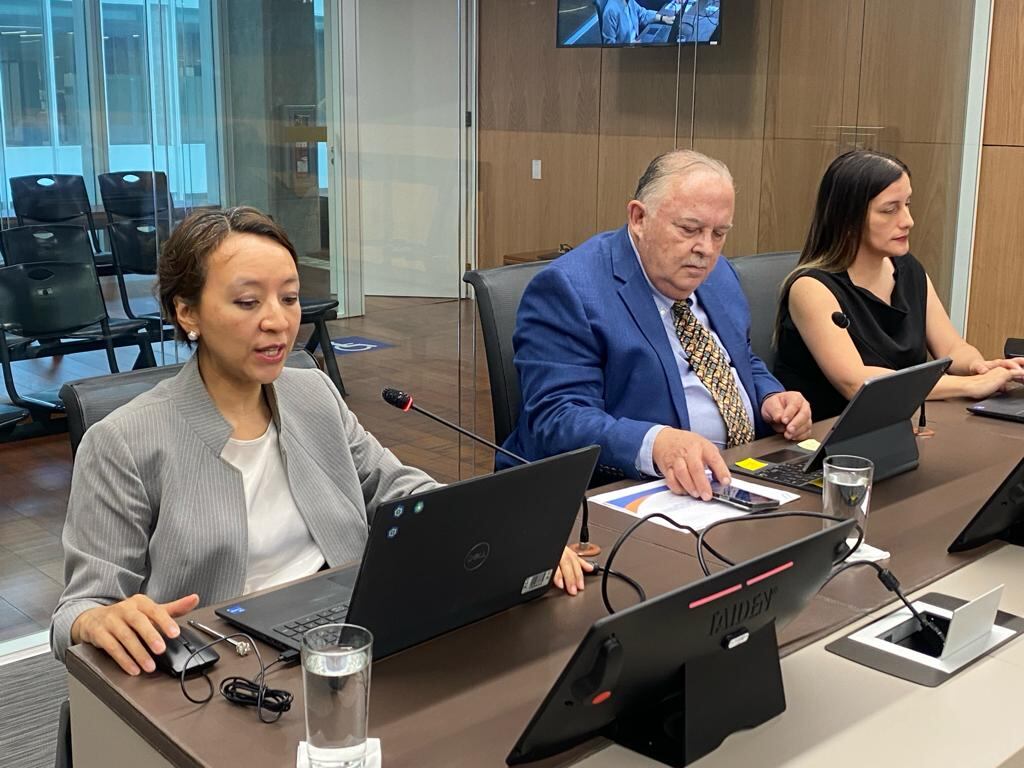 La Contraloría General de la República expuso sus preocupaciones sobre el préstamo por $700 millones con el BCIE. En la imagen, el subcontralor Bernal Aragón, se acompaña de Julissa Sáenz y Alejandra Quirós, funcionarias. Foto: Lucía Astorga