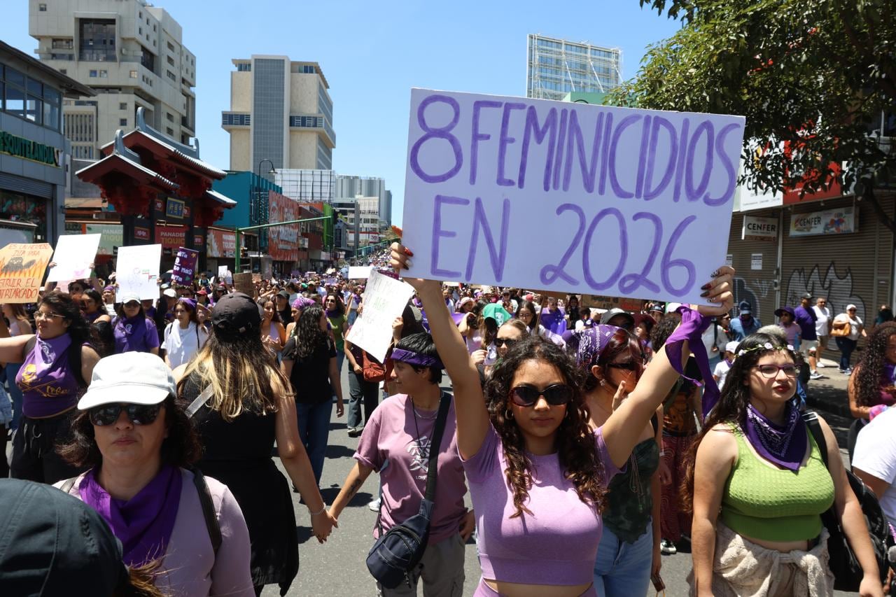 Cientos de manifestantes, con pancartas, banderas y sus rostros pintados, lanzaron consignas en pro de la equidad de género y la no violencia contra las mujeres.