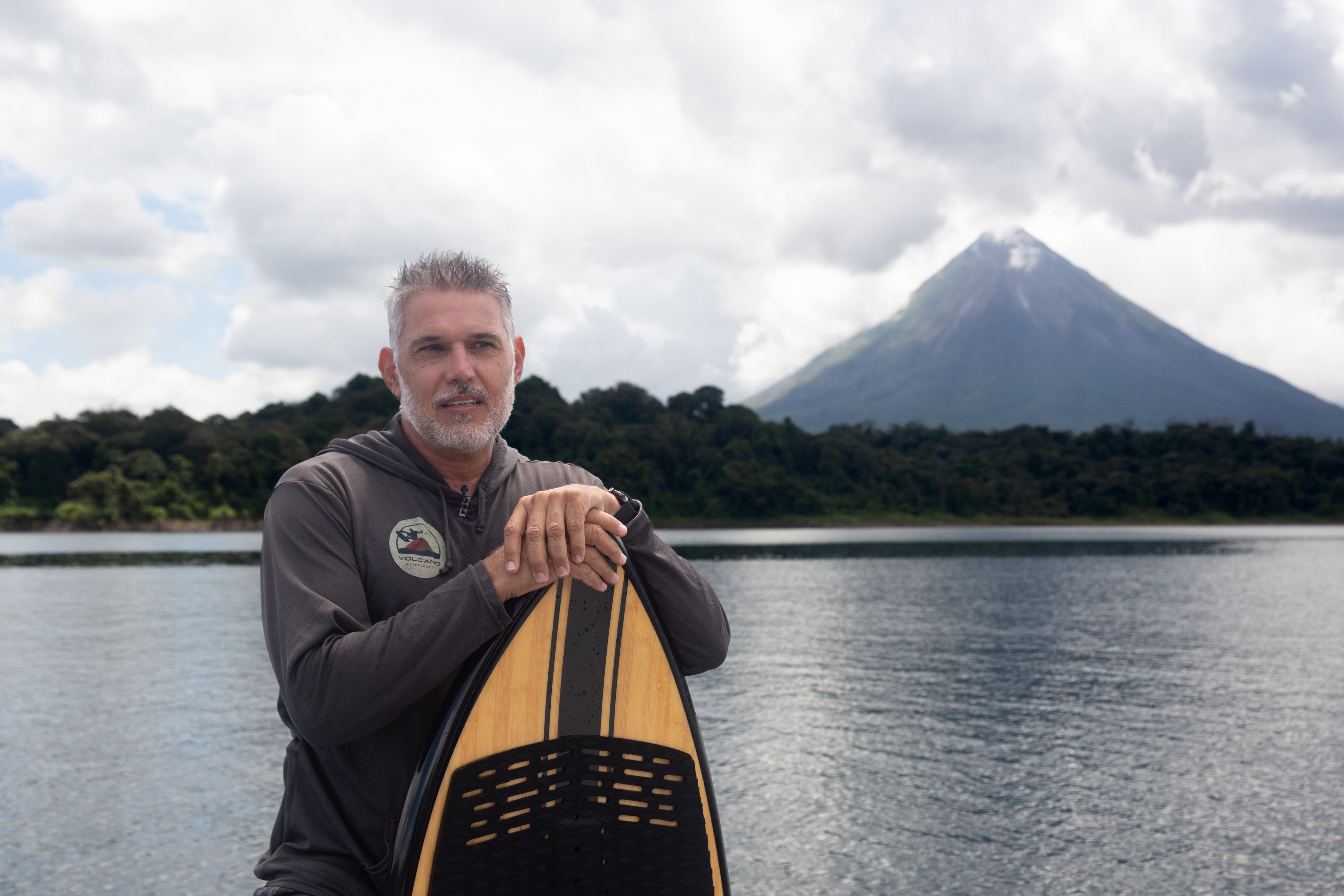 El wakesurfing es una de las más novedosas actividades acuáticas que se practican actualmente en el lago Arenal, el lago artificial más grande de Costa Rica.