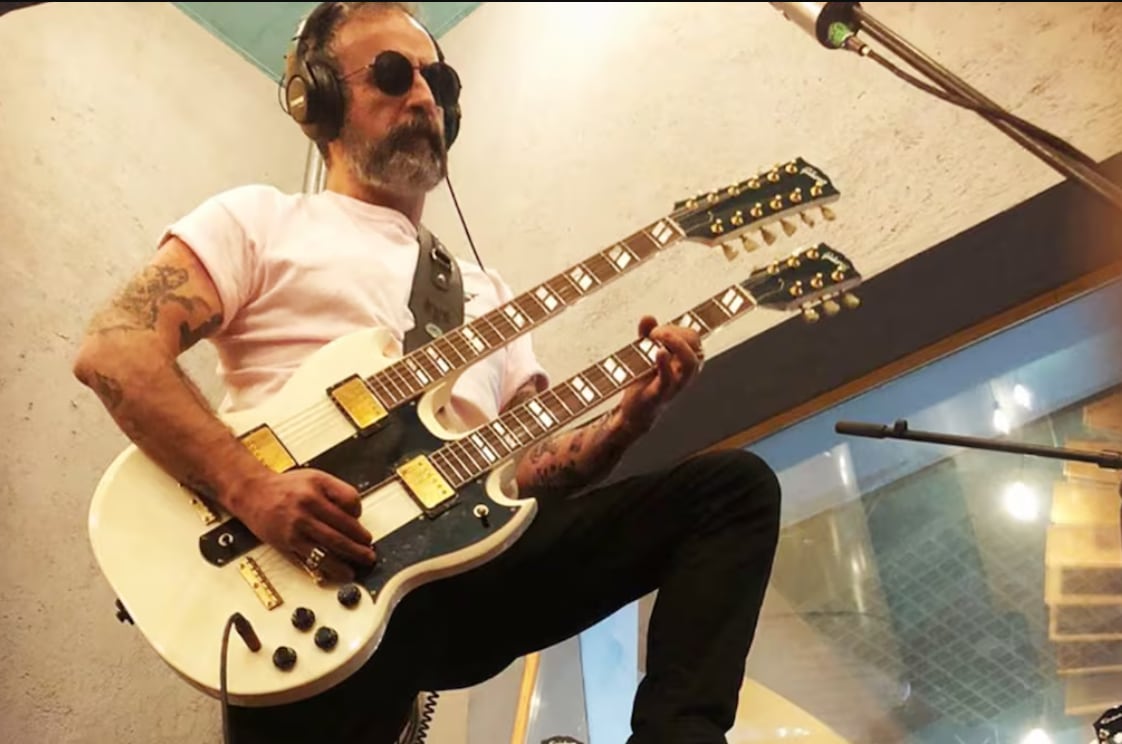 Tito Fuentes, de Molotov, tocando la guitarra.