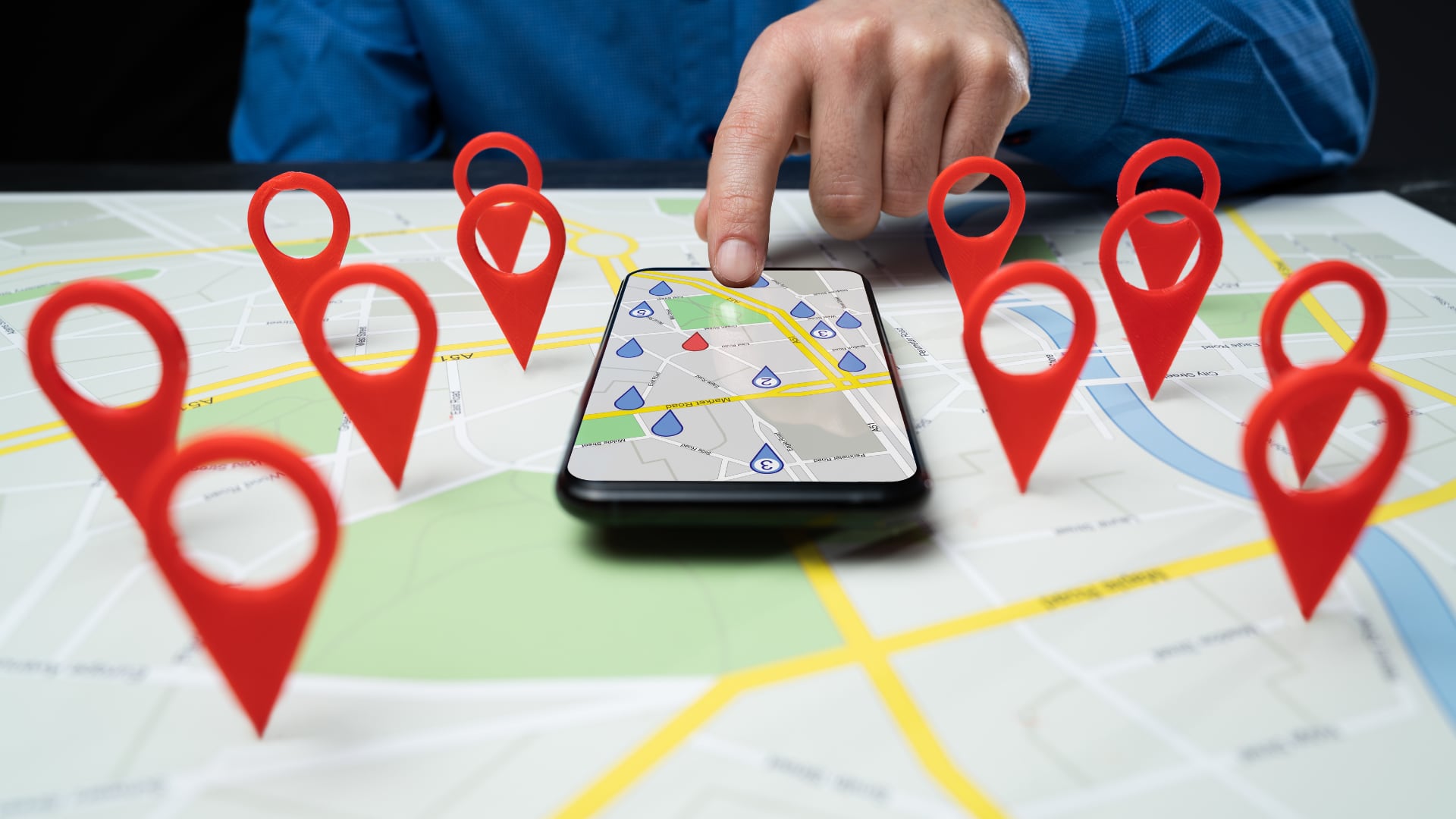 Descargue mapas en Google Maps para navegar sin Internet y active rutas ecológicas según el motor de su vehículo.